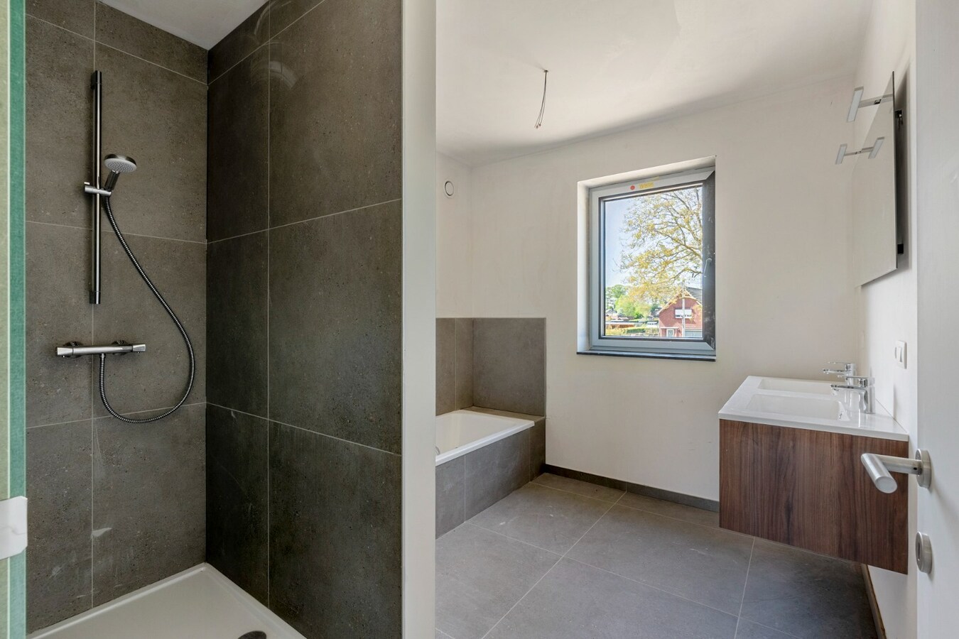 Afgewerkte halfvrijstaande BEN-woning op een perceel van 4a62ca in landelijk project te Voorshoven, een gehucht van Neeroeteren! 