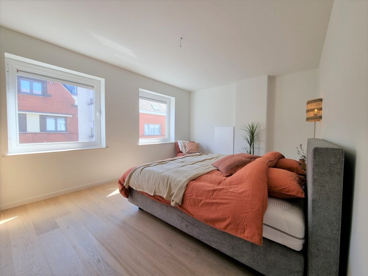 Zeer knappe woning met drie grote slaapkamers, tuin en mogelijk tot garage - Heist 