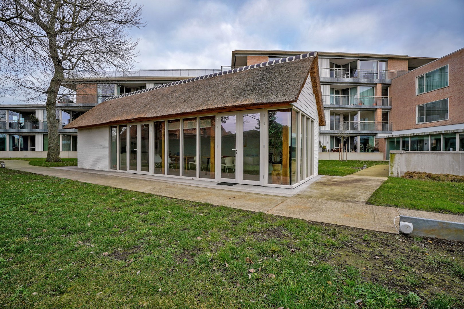 Prachtig 1-slaapkamerappartement met ruim terras (serviceflat) in Residentie Beukenhof, uniek wonen in de dorpskern van Oostduinkerke. 