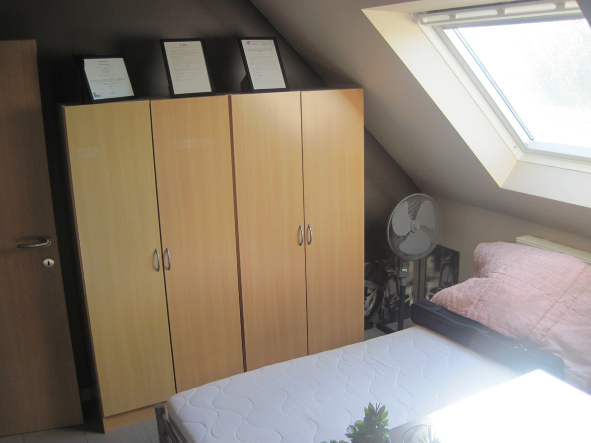 Degelijke woning met terras, tuintje én inpandige garage. 