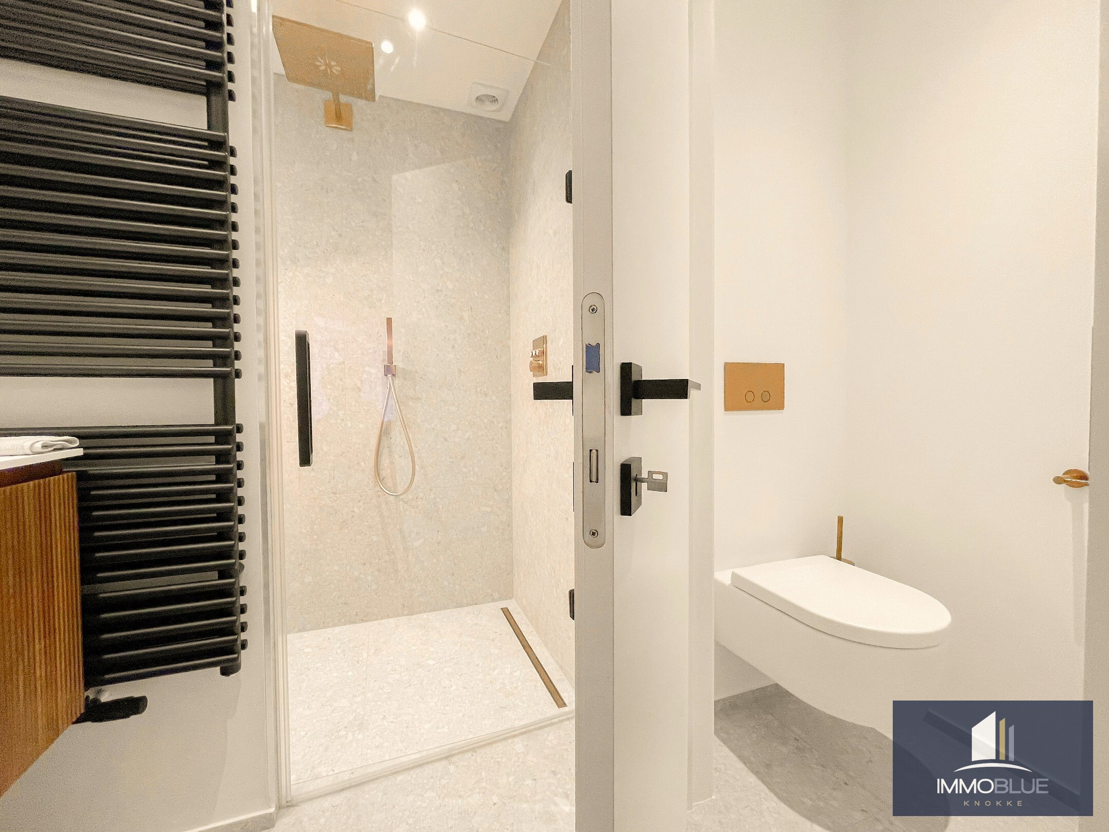 Appartement entièrement rénové avec une belle vue sur la mer. 