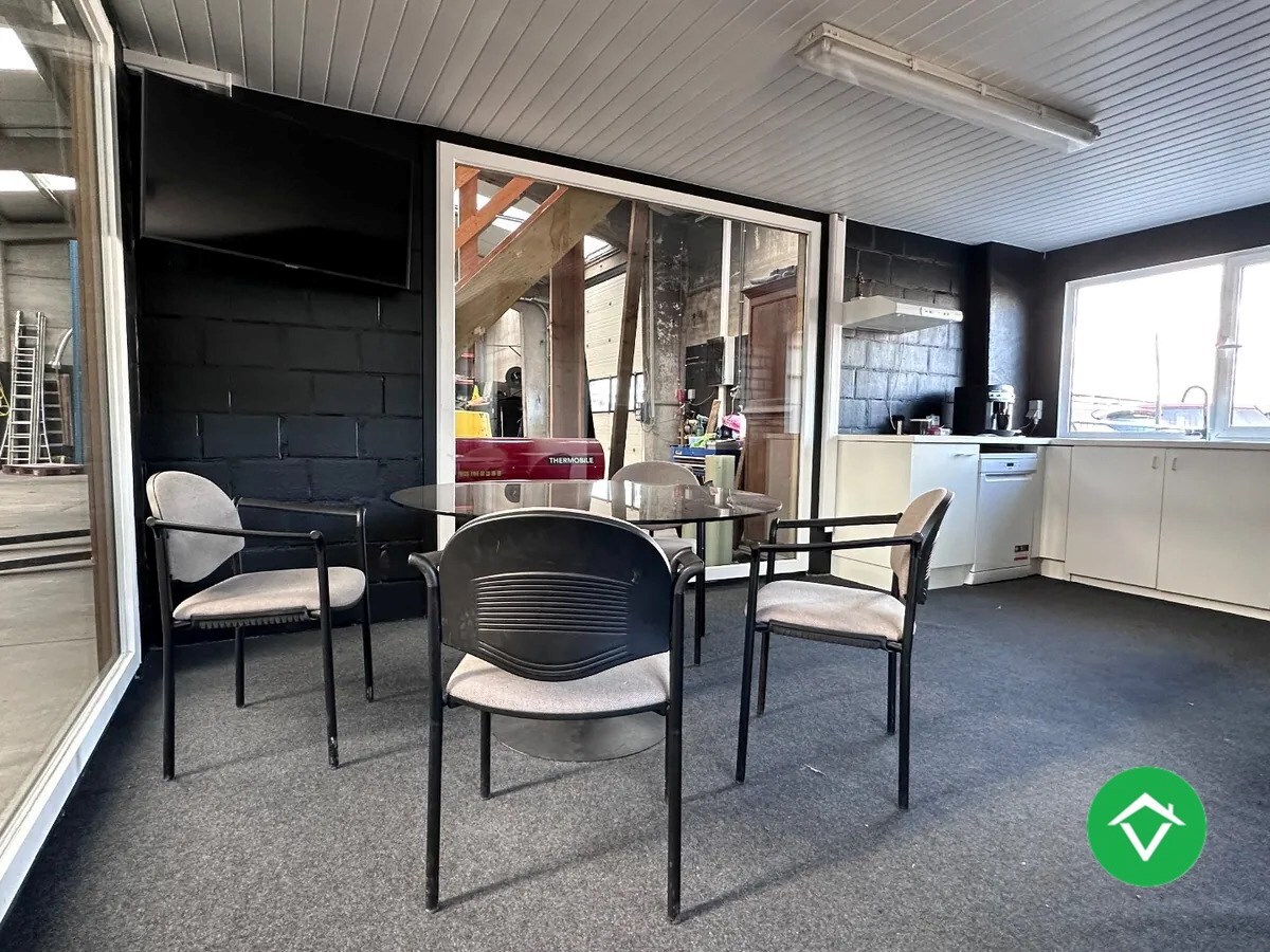 Veelzijdig bedrijfsgebouw van 294 m² op toplocatie in Torhout 