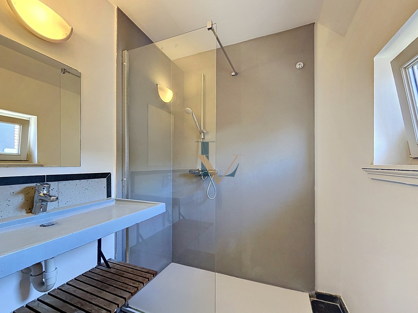 Instapklaar duplex appartement met 2 slpk. en 2 bdks. en mooi terras. 