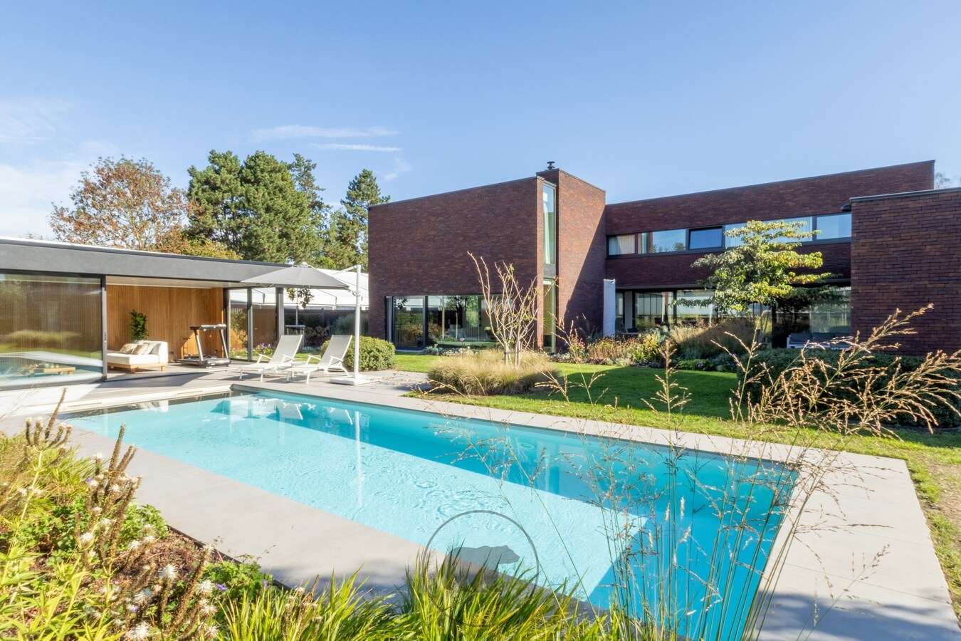 Buitengewone design villa op unieke ligging te Lochristi 