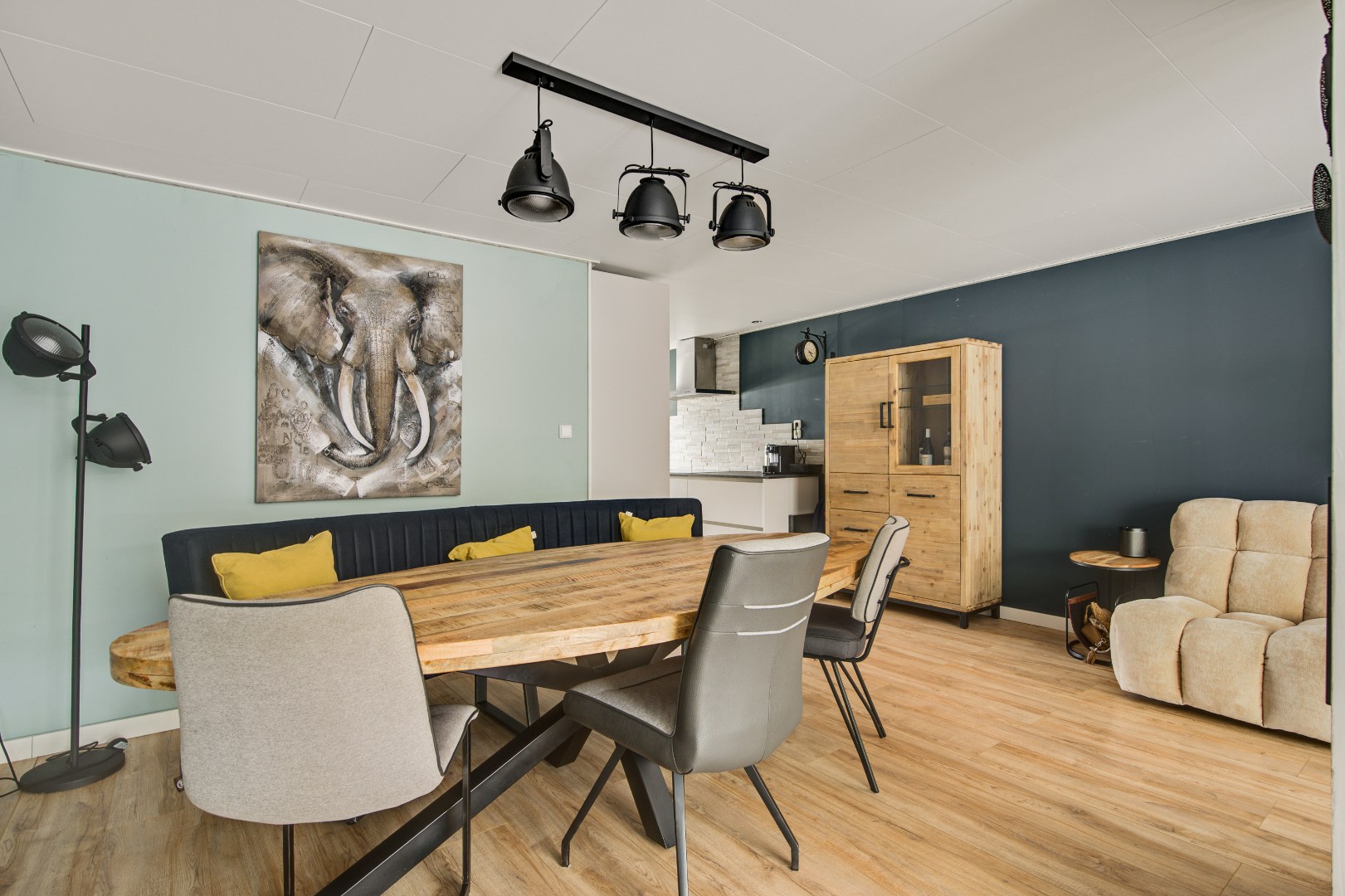 Ruime Tussenwoning in Weert met 4 Slaapkamers, 2 Badkamers, Tuin op het Noordwesten en 2 Parkeerplaatsen - Bouwjaar 1981, 132m² Woonoppervlak 