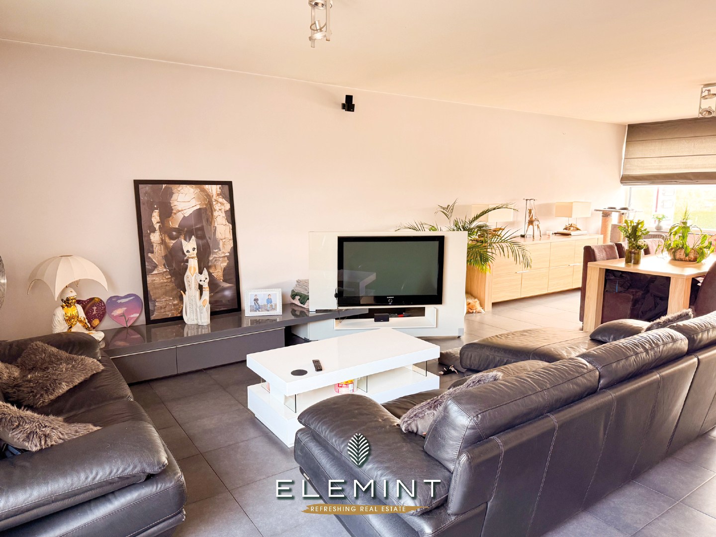Uniek triplex-appartement met private inkom, 3 slpk, 2 badk &amp; ruim terras met vijver (161 m²) 