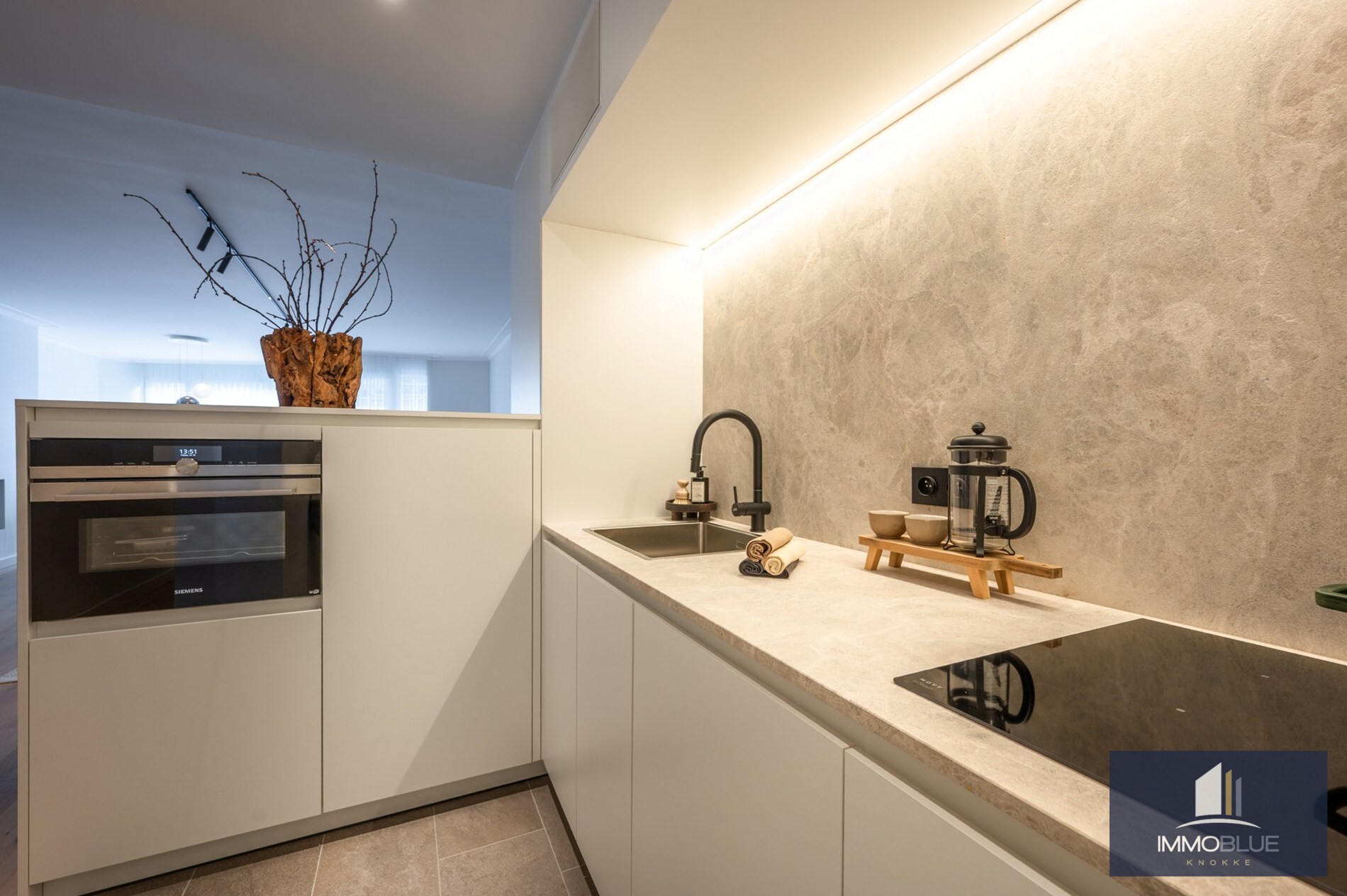 Stijlvol en volledig gerenoveerd appartement op wandelafstand van zee en het commerciële centrum. 