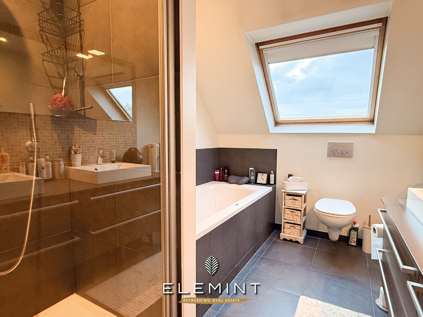 Uniek triplex-appartement met private inkom, 3 slpk, 2 badk &amp; ruim terras met vijver (161 m²) 