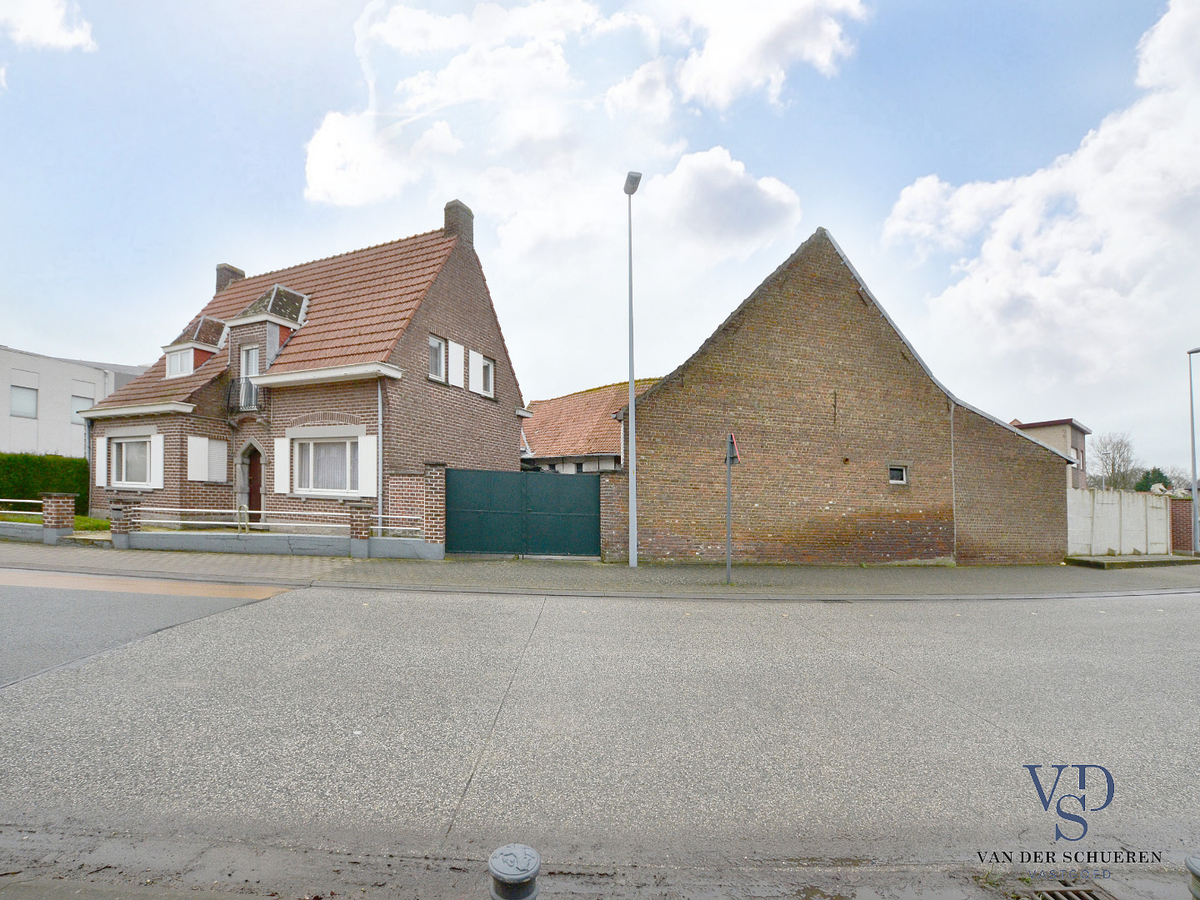 Stevige woning met karaktervolle stallingen in hartje Dikkelvenne. 