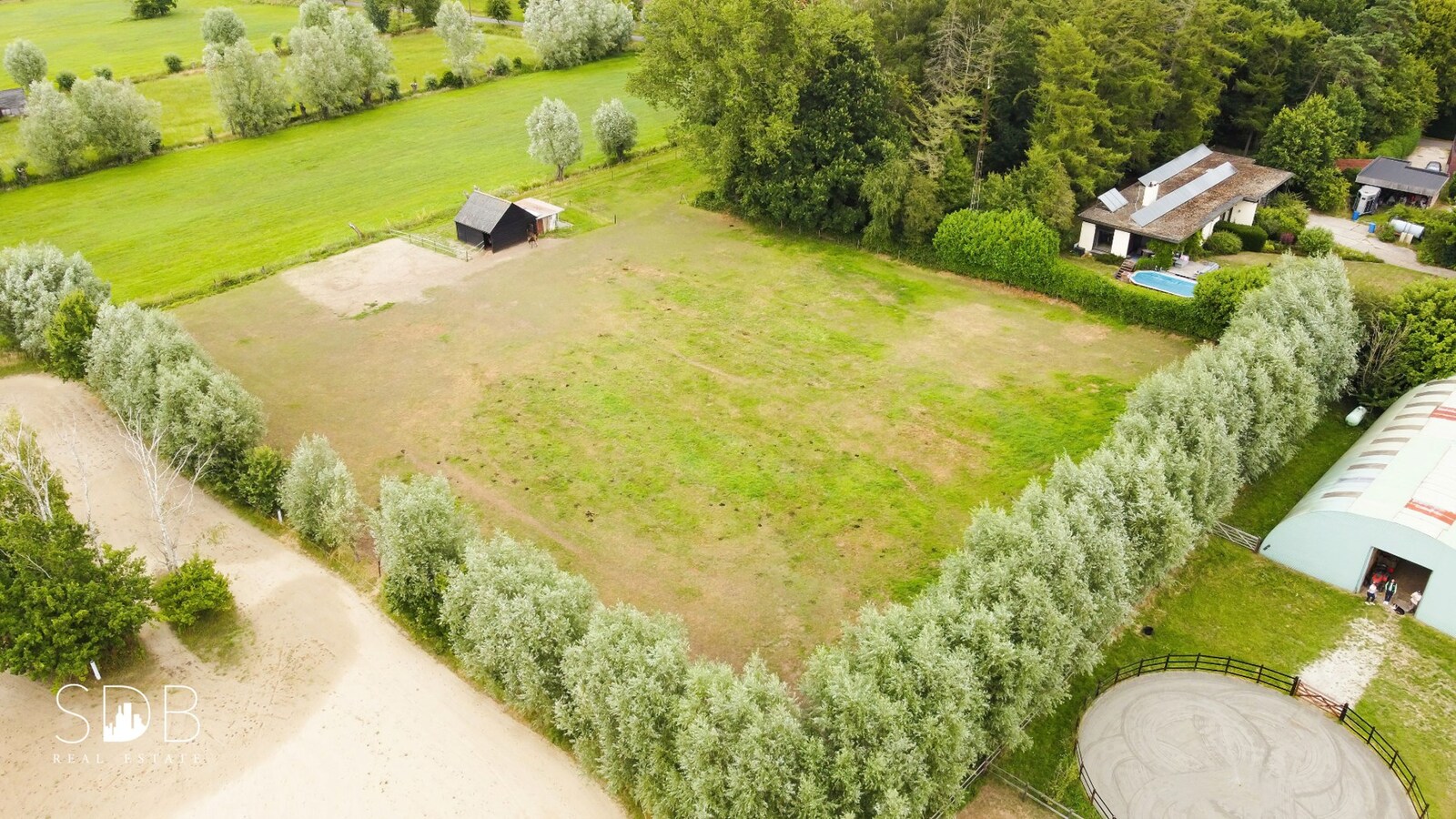 Hedendaagse woning met paardenfaciliteiten op circa 1,5ha 