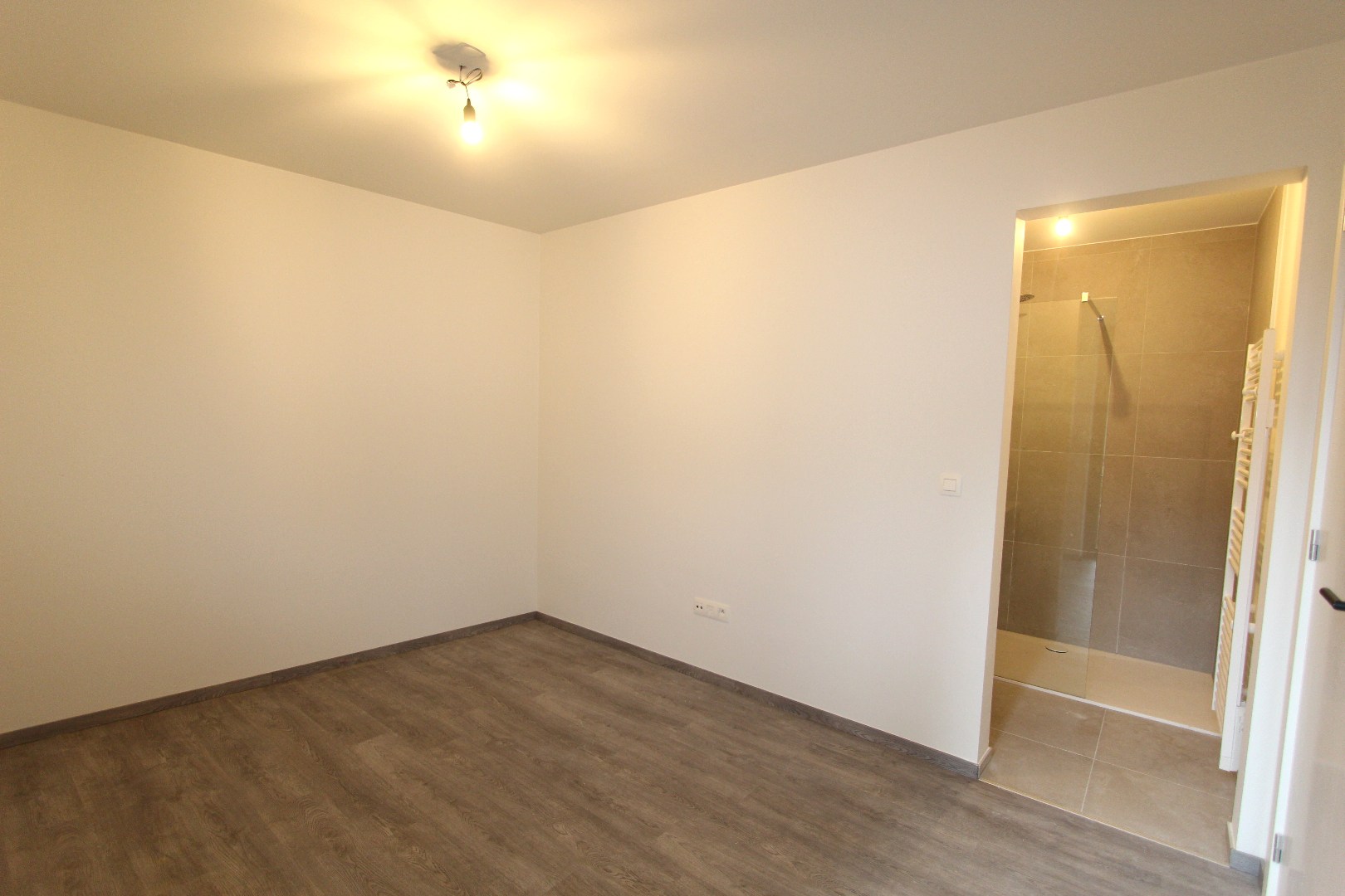 GELIJKVLOERS NIEUWBOUW APPARTEMENT MET TERRAS 