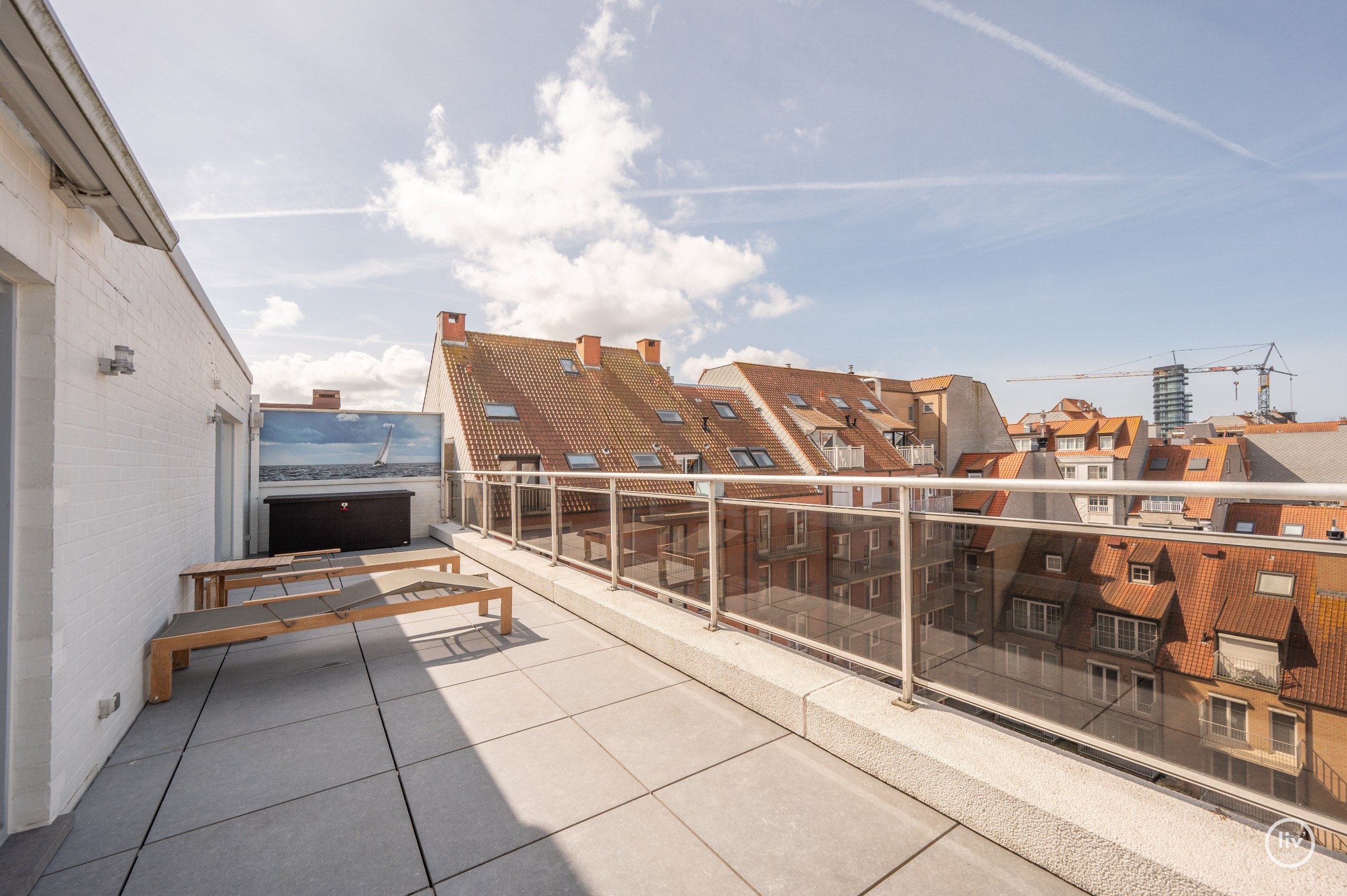 Dit magnifieke duplexappartement combineert uitzonderlijke volumes met adembenemende zichten over zowel de omliggende bossen als de zee. 