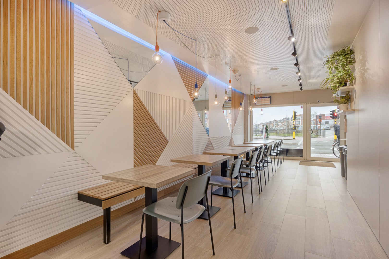 Opbrengsteigendom met handelspand en 3 appartementen te koop in Heverlee op een super ligging! 