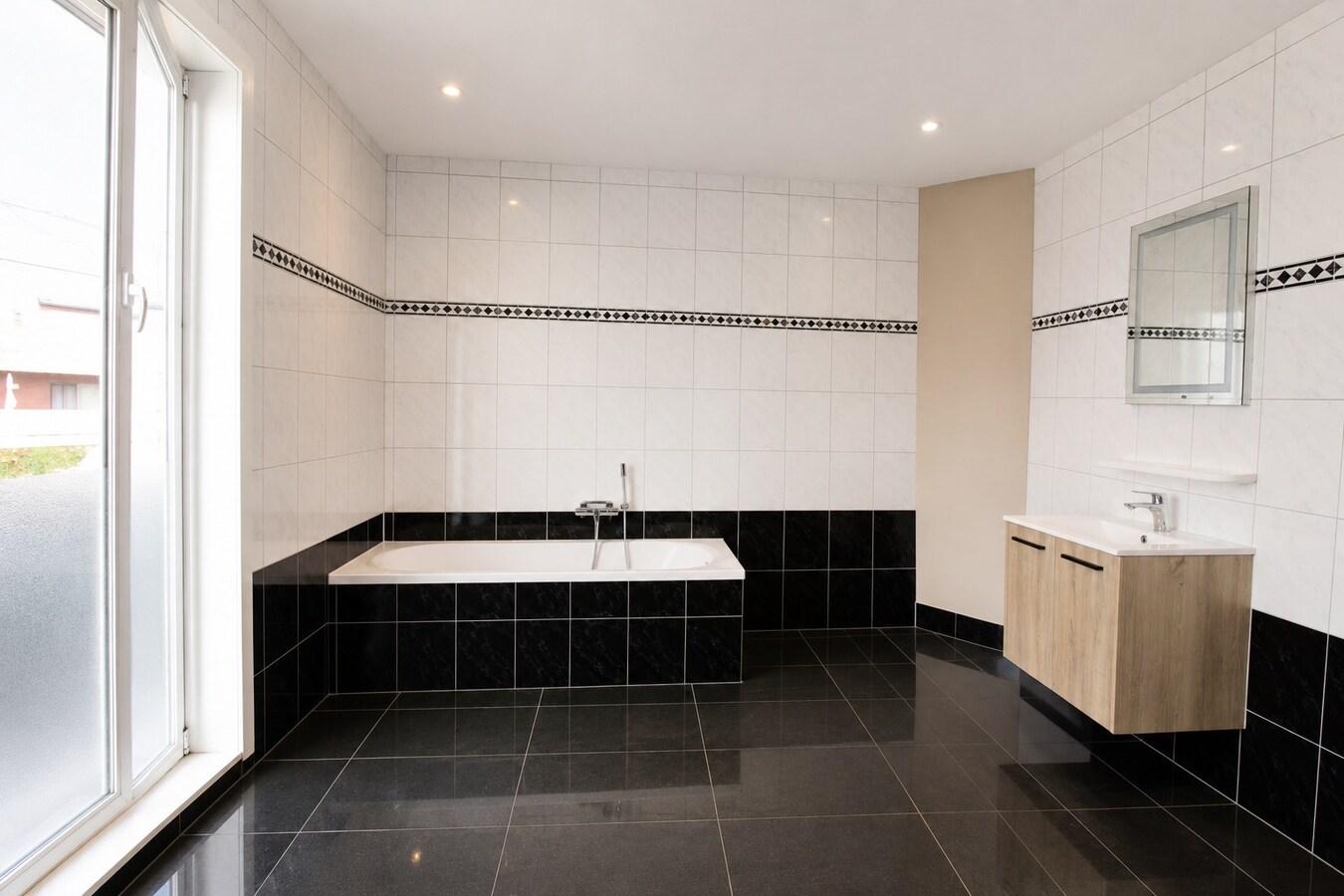 Te koop: Ruime en instapklare gezinswoning met 4 slaapkamers, stadstuin en EPC C in het centrum van Sint-Niklaas 