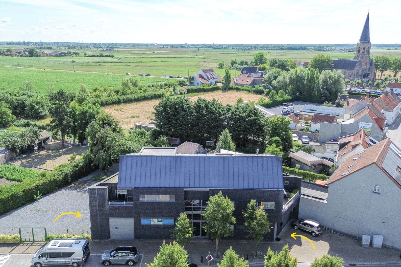 Ruim handelsgelijkvloers met garage, terras, keuken en badkamer te koop in Klemskerke (De Haan) 