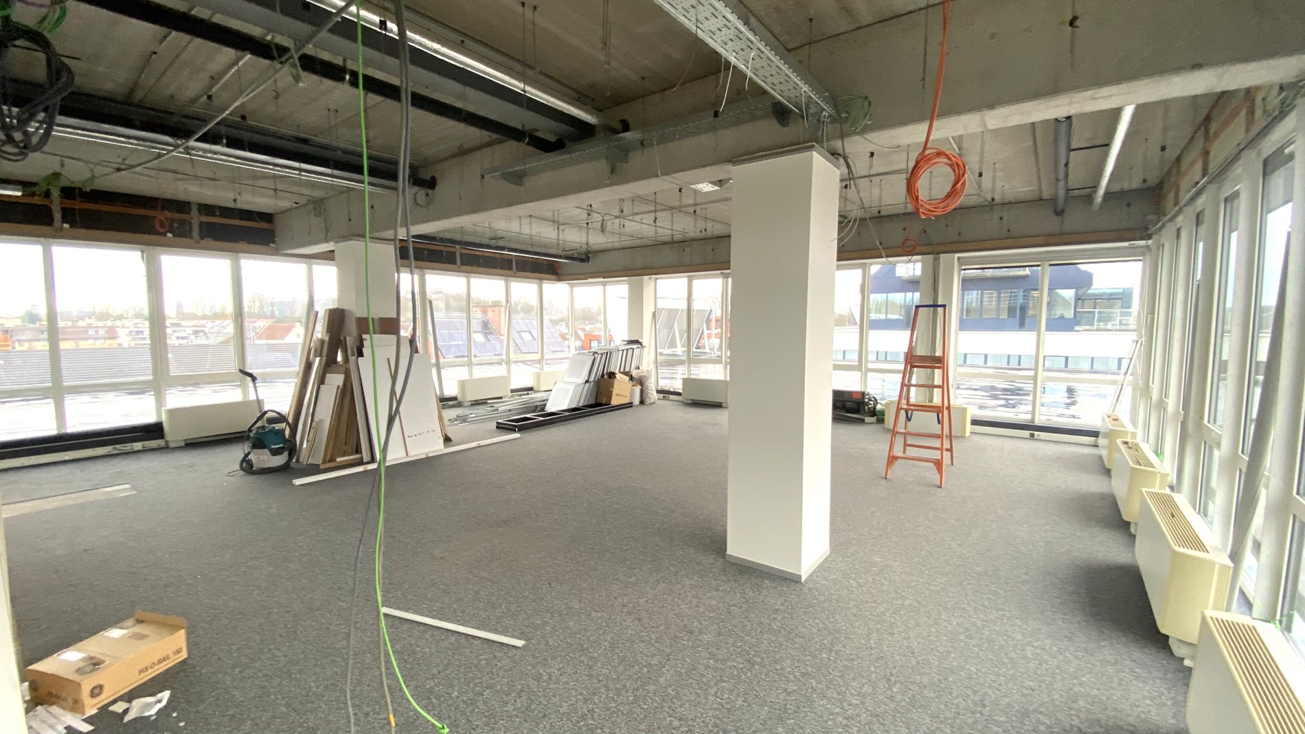 Kantoorruimte te huur in Sluispark aan R4 in Merelbeke