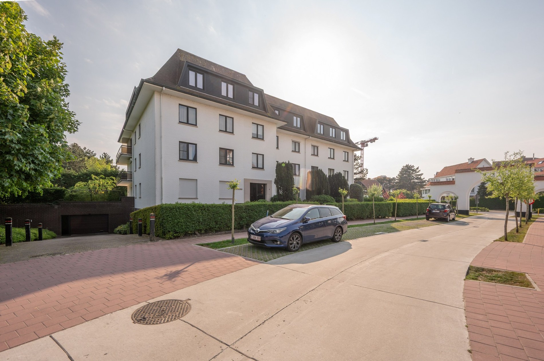 Klassevol appartement gelegen in een charmante villaresidentie in het Zoute. 