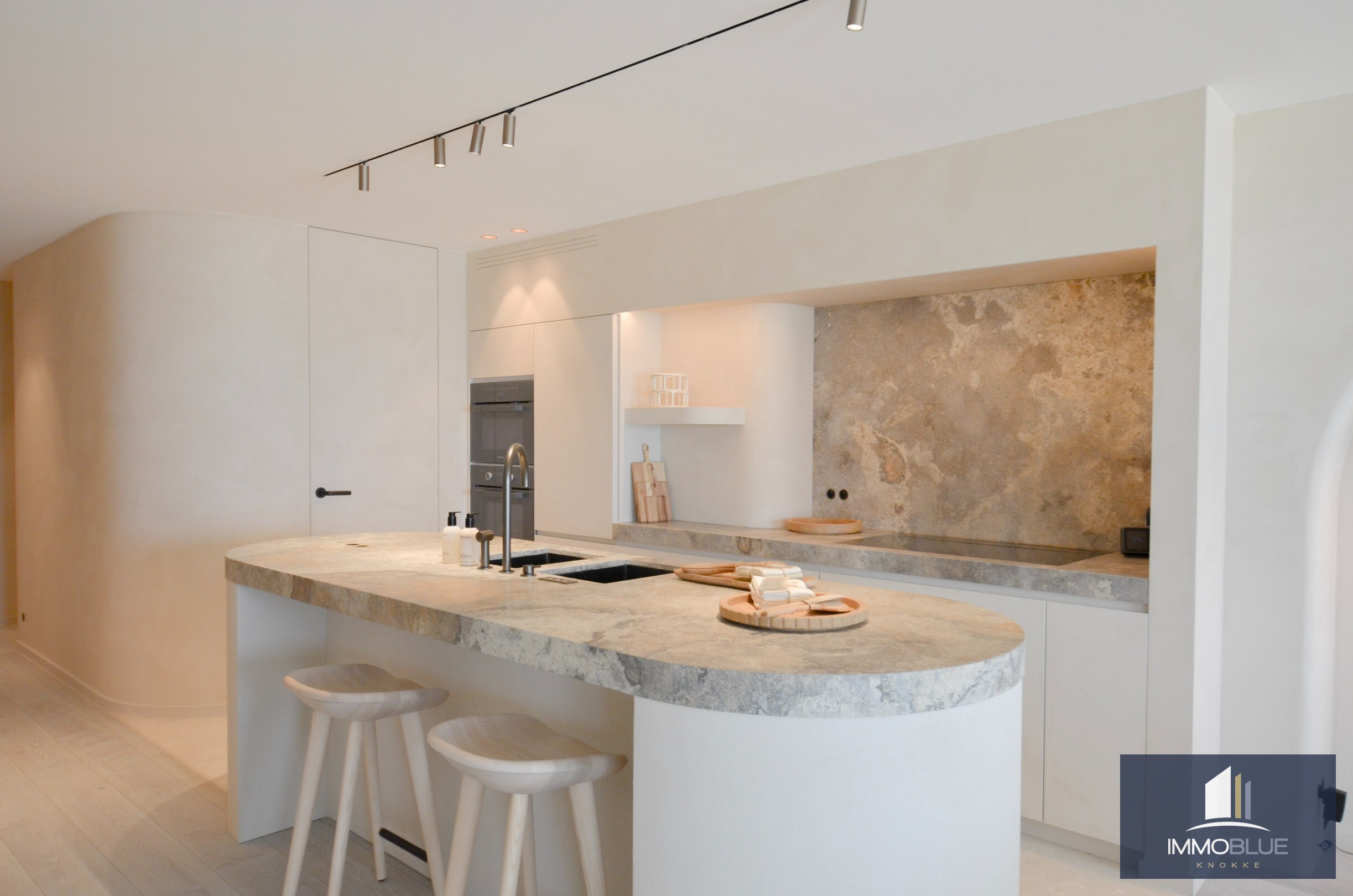 Appartement exceptionnel avec vue frontale sur la mer et une façade d’environ 11,5 mètres, situé au Zoute. 