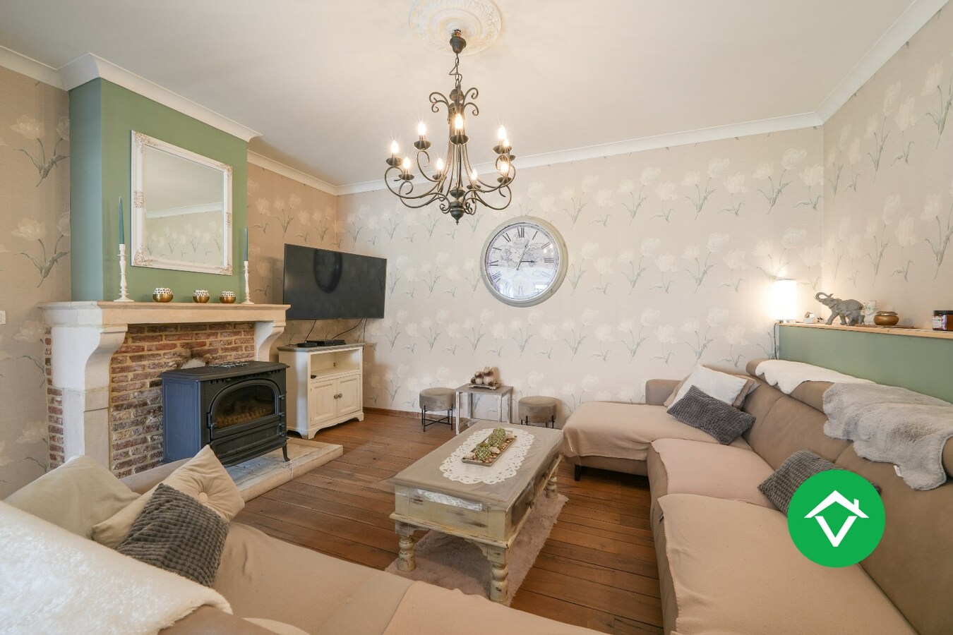 Halfopen woning te koop met dubbele garage in het centrum van Zarren 