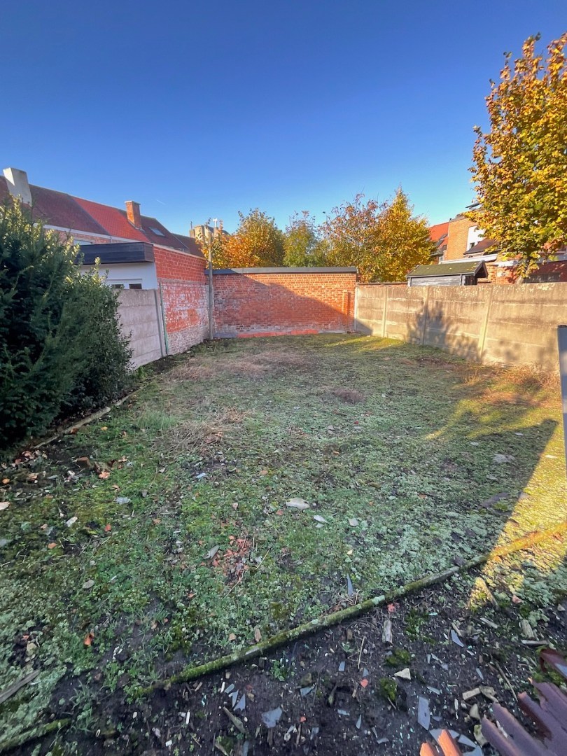 Totaal te renoveren gebouw met garage 