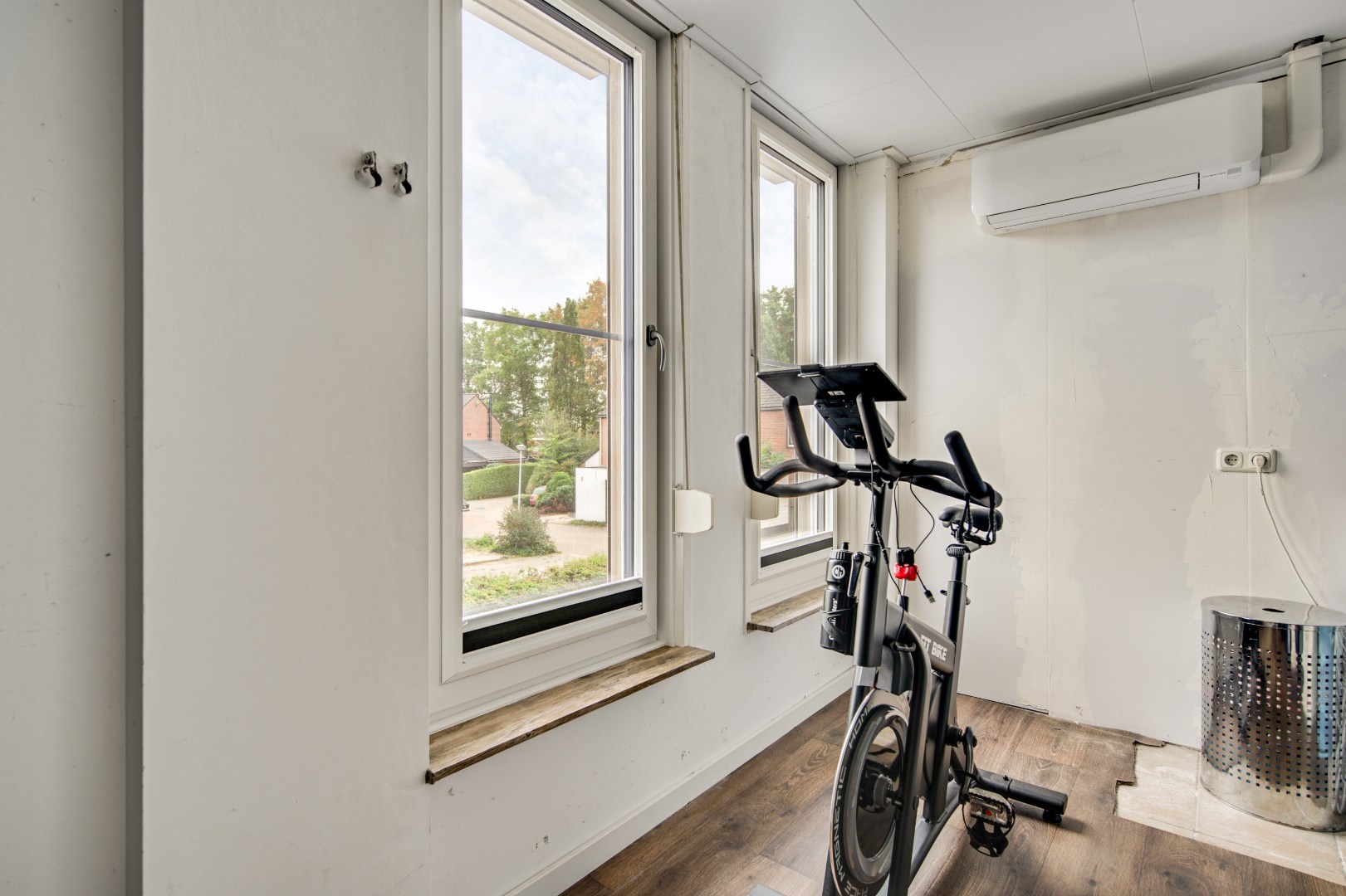 Ruime Tussenwoning in Weert met 4 Slaapkamers, 2 Badkamers, Tuin op het Noordwesten en 2 Parkeerplaatsen - Bouwjaar 1981, 132m² Woonoppervlak 