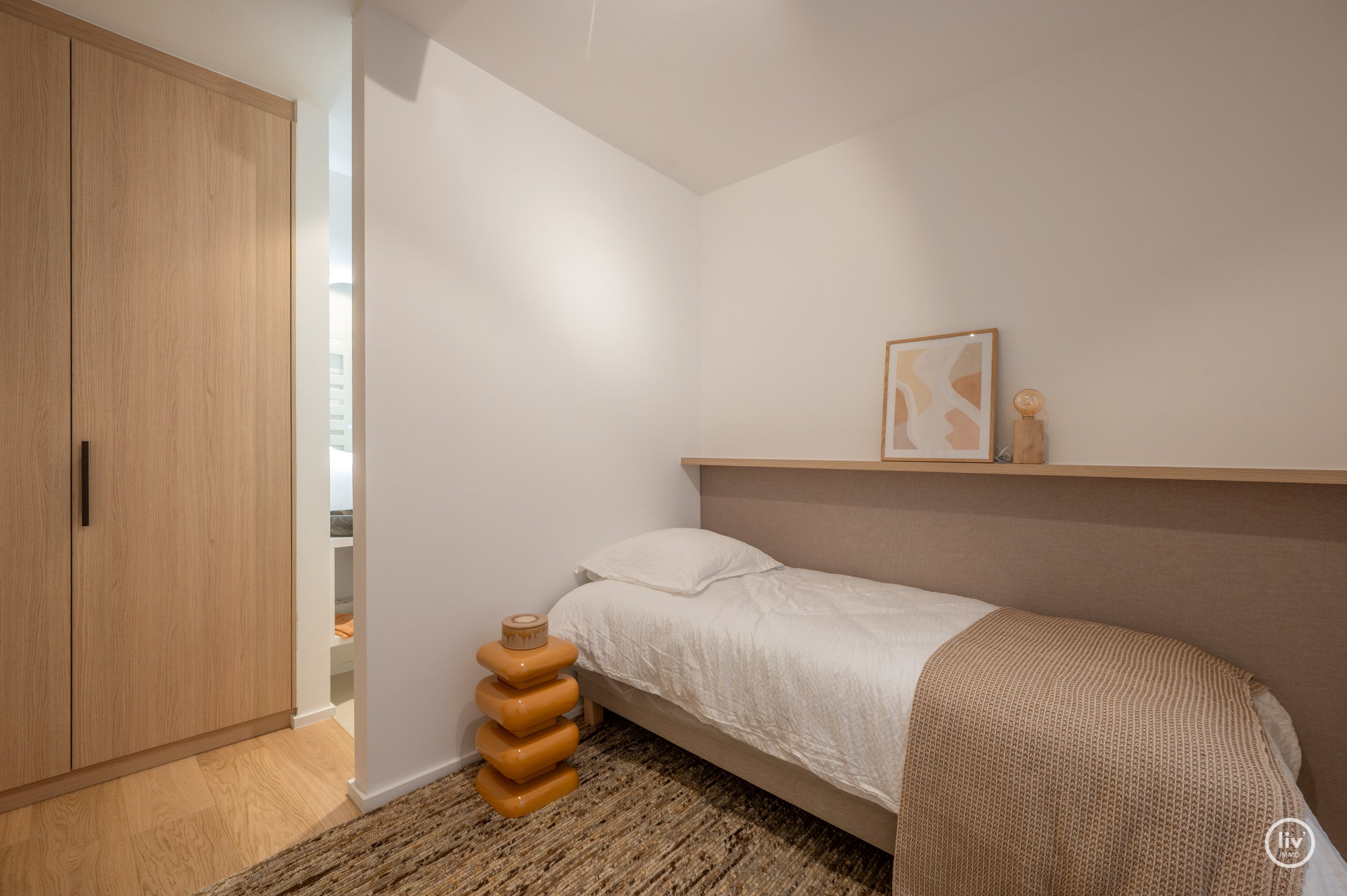 Prachtig gerenoveerd appartement op de zevende verdieping, op een absolute topligging aan de Zeedijk tussen het Lichttorenplein en het Albertplein. Dankzij de hoge ligging geniet het appartement van e 