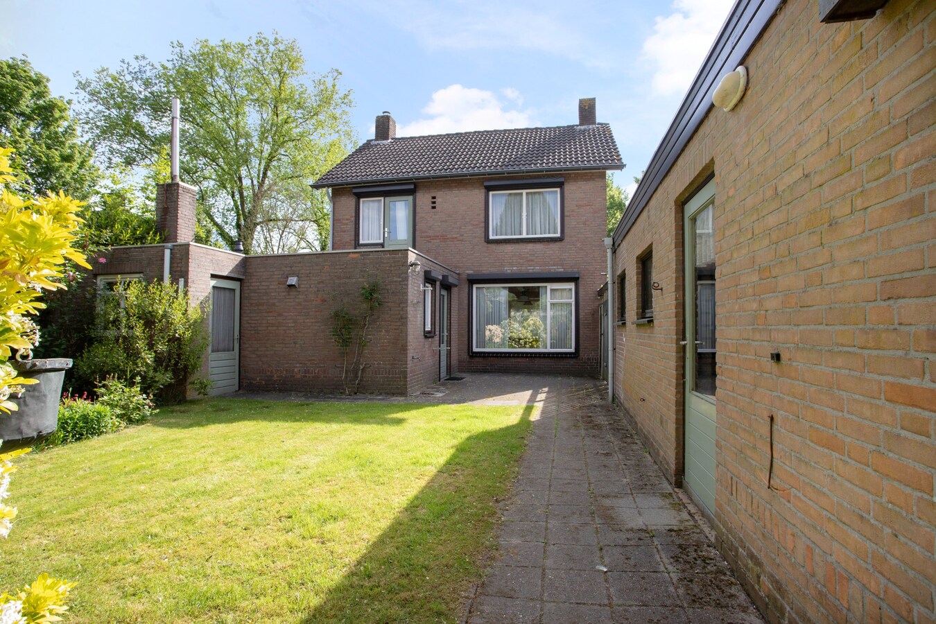 Vrijstaande woning gelegen op een rustige locatie op een kavel van maar liefst 450 m². 