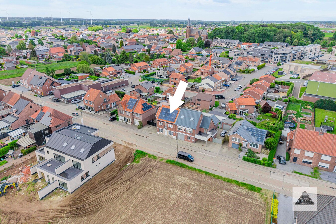 Centraal gelegen halfvrijstaande woning. 6 slaapkamers. Te renoveren. 