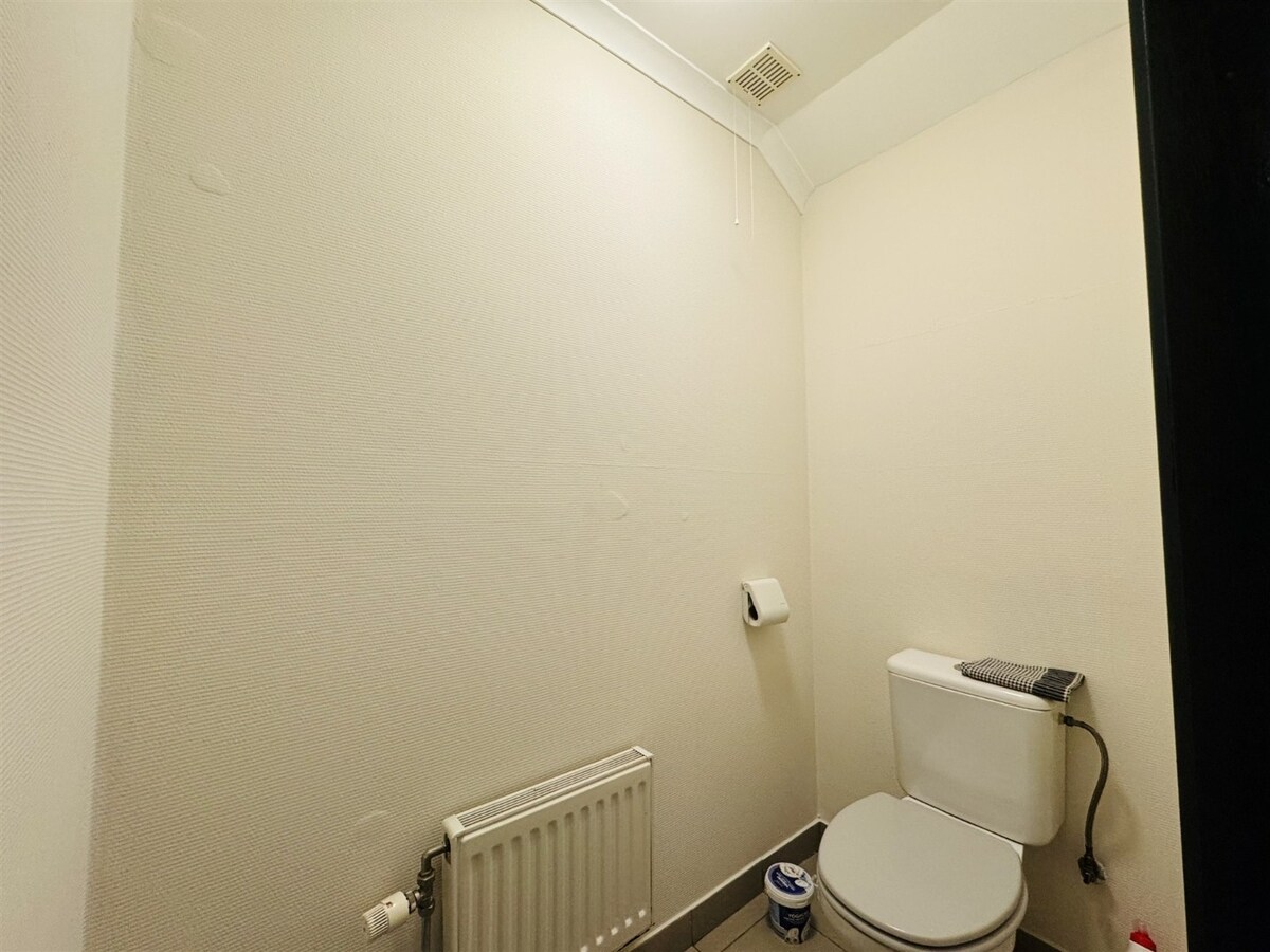 Unieke hoeve met woonst, 3 appartementen en paardenstallen op een ruim perceel van ca 1,2ha te Dilsen-Stokkem 