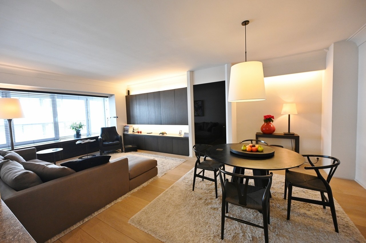 Appartement meublé - Luxueusement aménagé avec 2 chambres, à proximité de la plage et de la place Van Bunnen. 