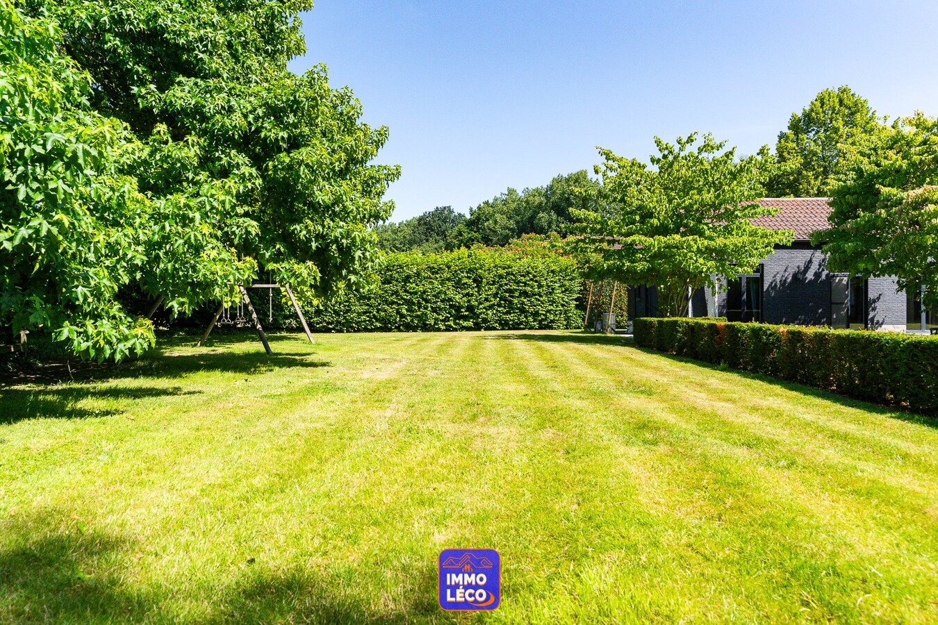 Villa semi Plain-Pied érigée sur 4592m², piscine, 4 garages, parking 10 voitures, ... COUP DE COEUR assuré ! 