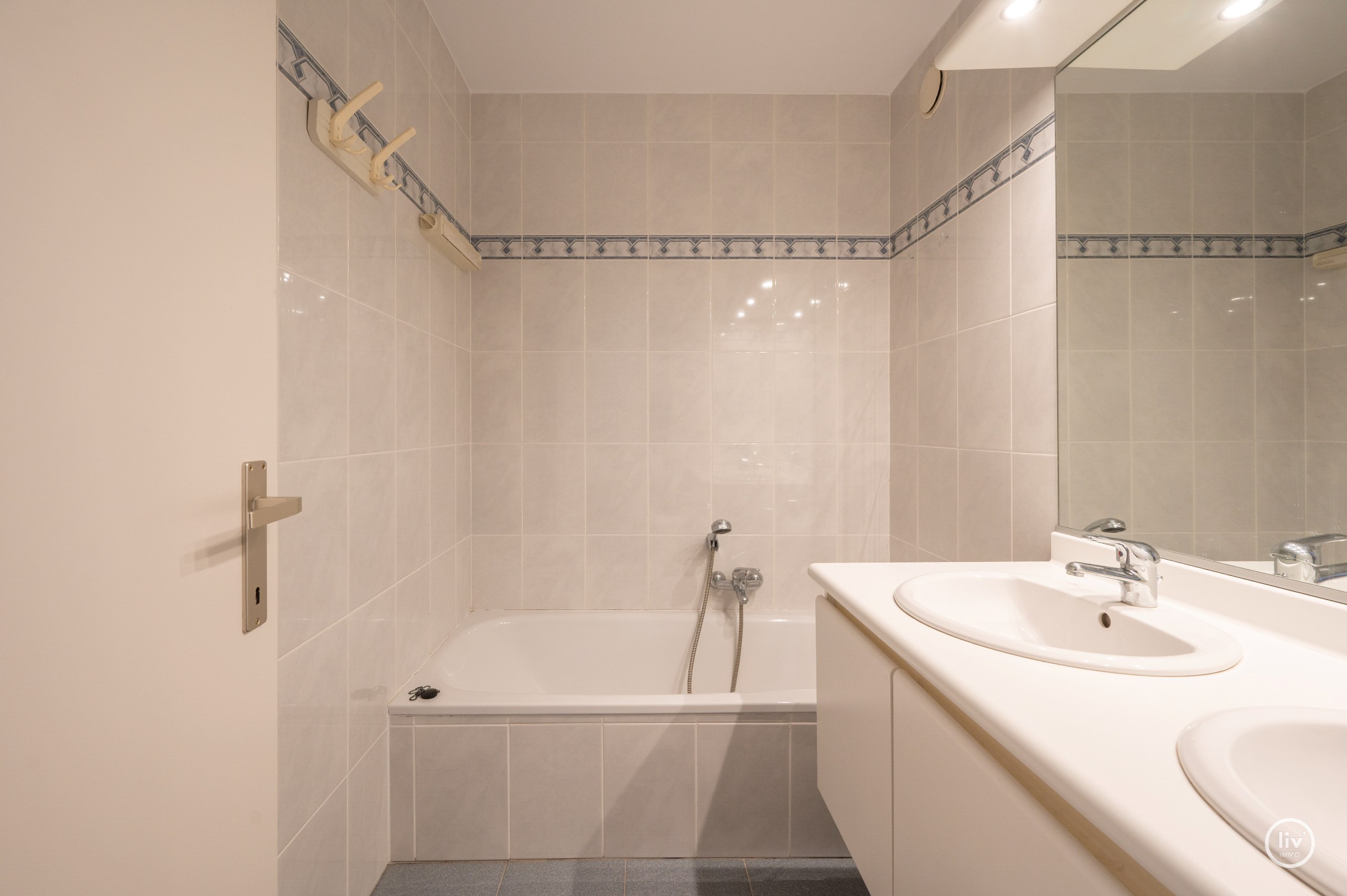 Op te frissen appartement met 2 slaapkamers te koop in het centrum van Knokke 