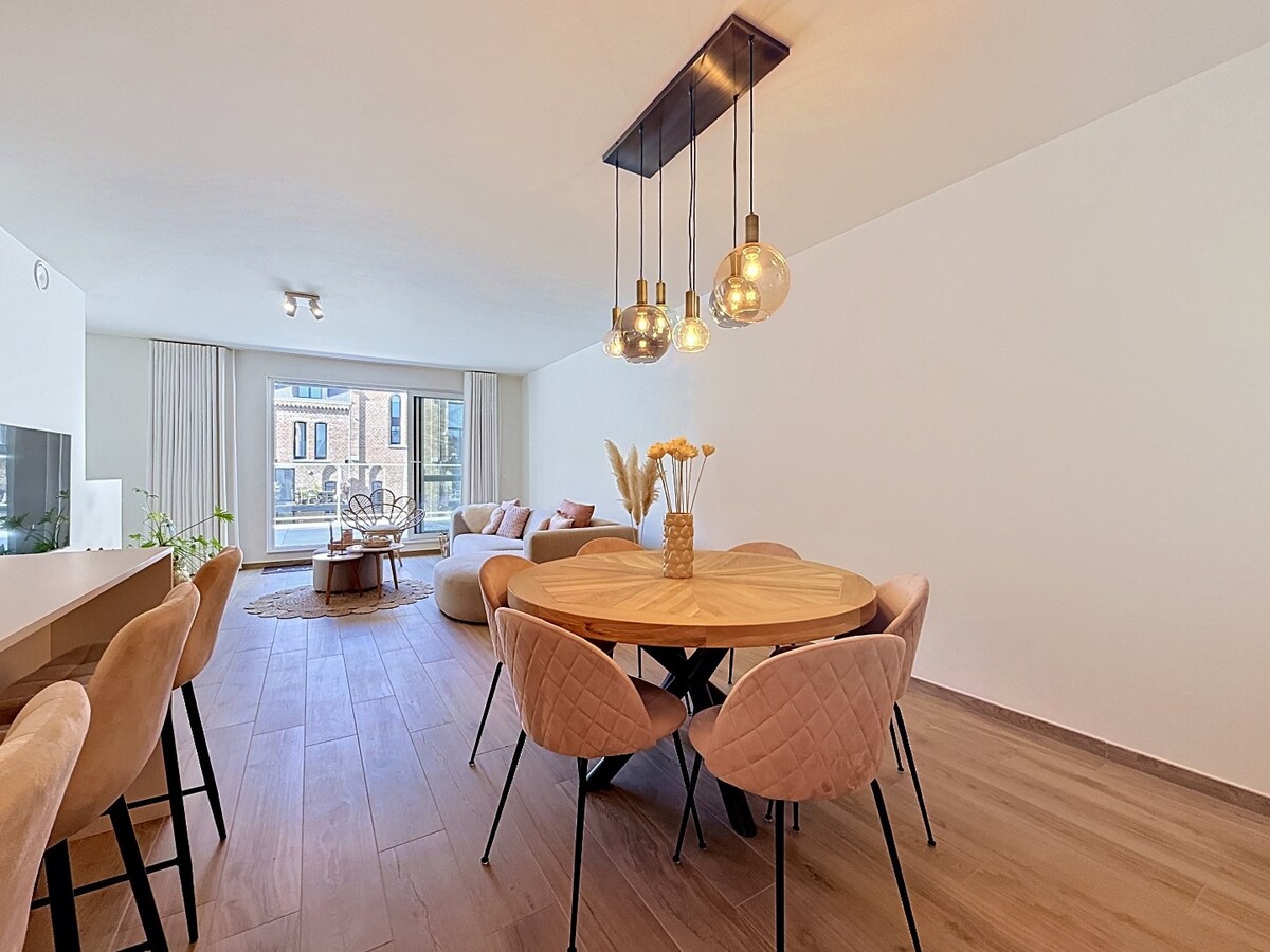 Nieuw appartement met riant terras en garage te centrum Zottegem 