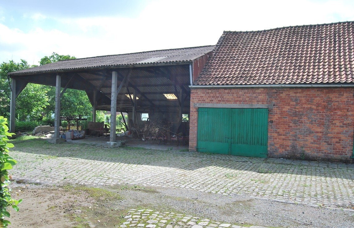 Te renoveren hoeve met stallingen op 9.333m² (+ev. 5ha) te Deinze 