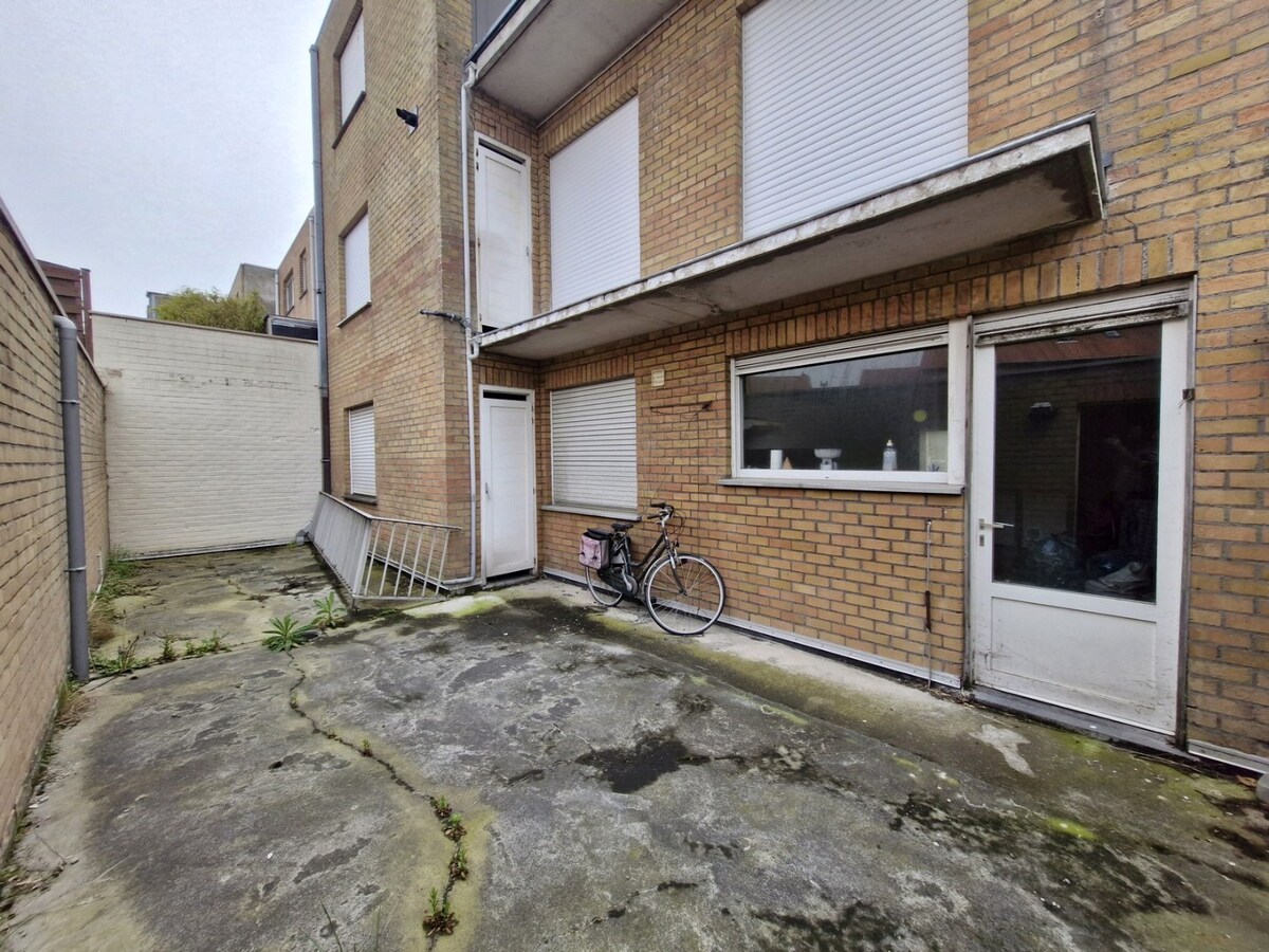 Ruim te renoveren appartement met garage in het hart van Heist. 