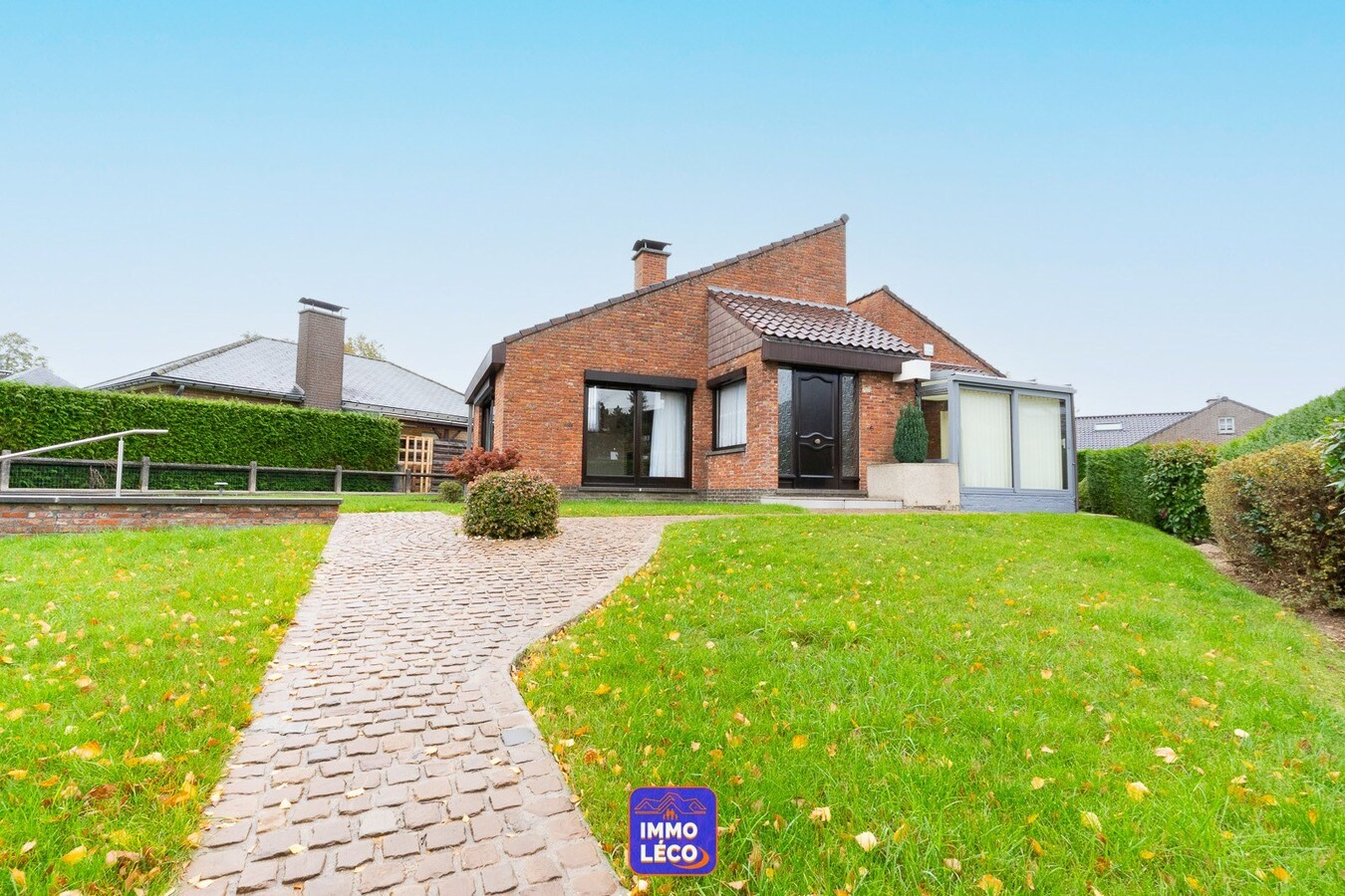 Villa d'architecte érigée sur 712m² avec jardin, double garage, parking privatif, dans un clos prisé ! 