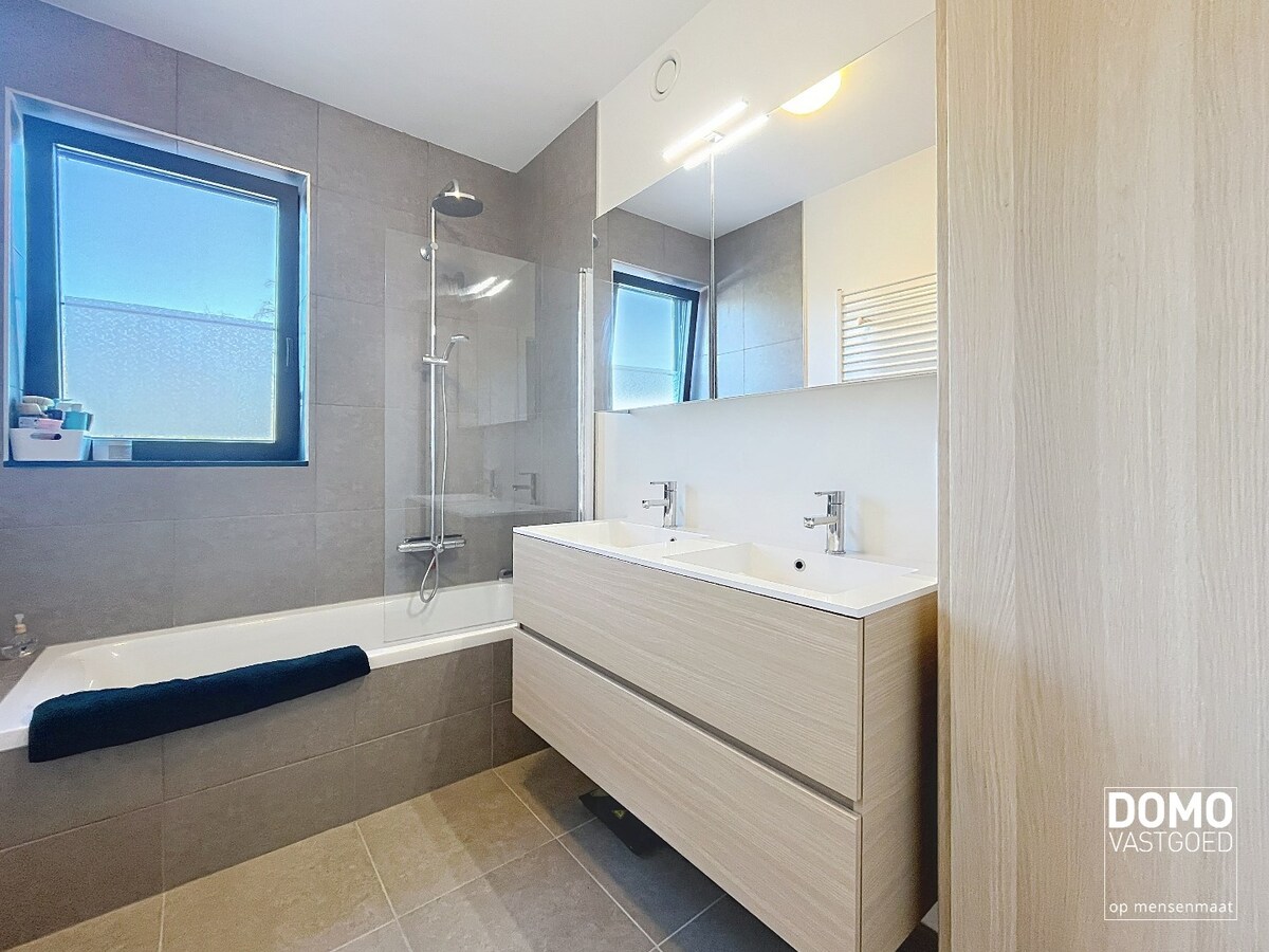 INSTAPKLAAR TWEE SLAAPKAMER APPARTEMENT MET TERRAS RUSTIG GELEGEN TE BOEKT (HEUSDEN-ZOLDER) 