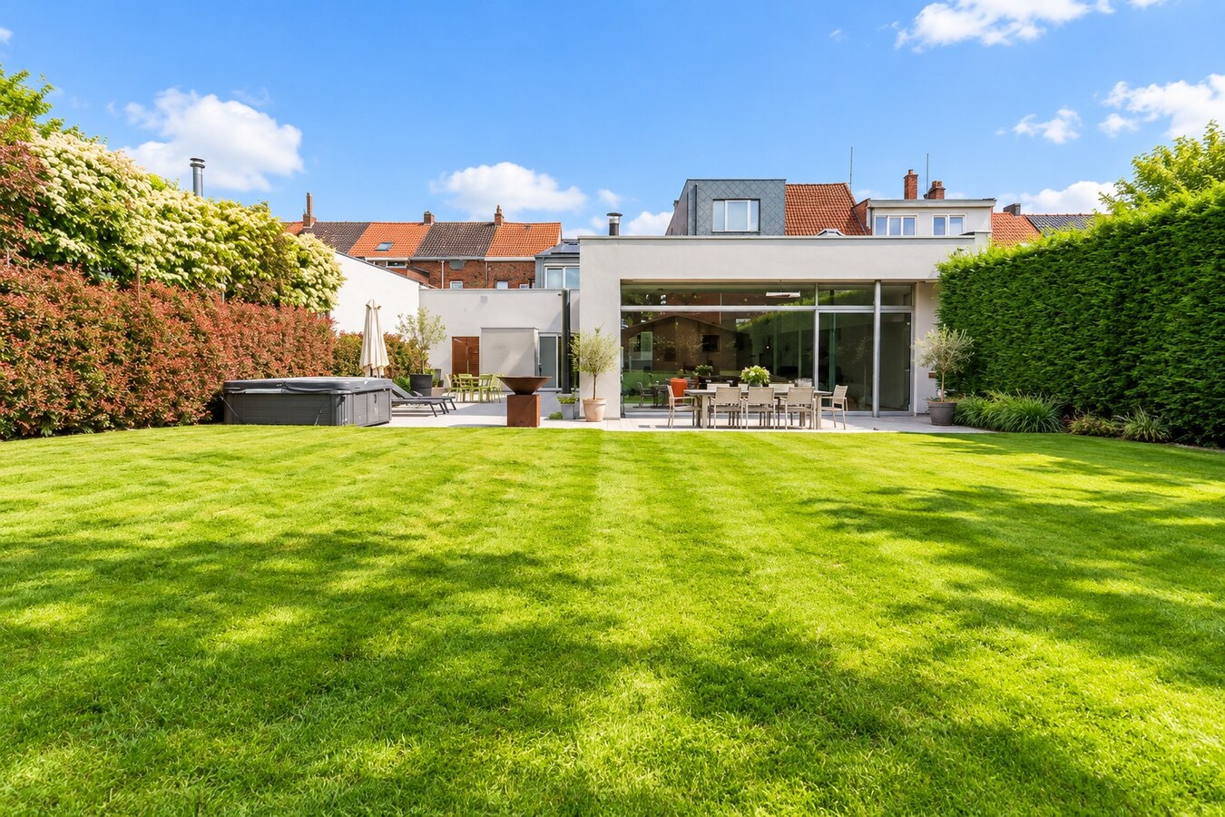 Maison moderne (surface habitable de 486m²), double garage et jardin, en plein centre-ville ! COUP DE COEUR ! 