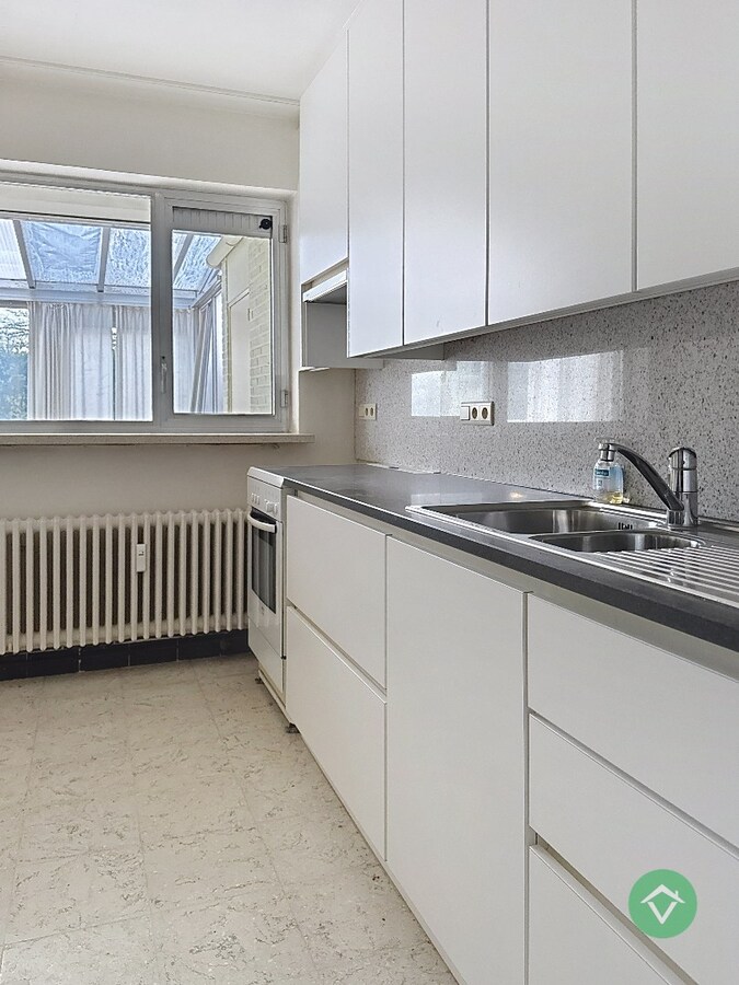 Gelijkvloers appartement met autostandplaats en garage te Roeselare 