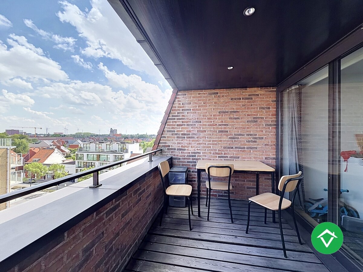 Instapklaar dakappartement met 4 slaapkamers, 2 terrassen en autostaanplaats te Roeselare (160m²) 