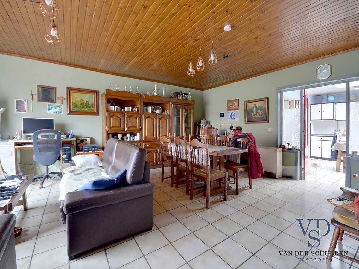 Zeer ruime, te renoveren woning (met enkele garage). Goed gelegen. 