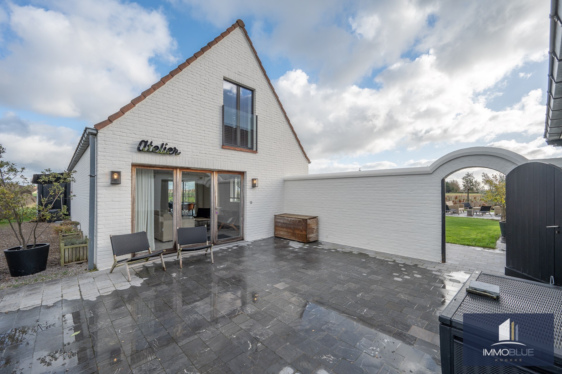 Charmante hoeve met volledig ingericht atelier gelegen op een perceel van ongeveer 5.500 m². 