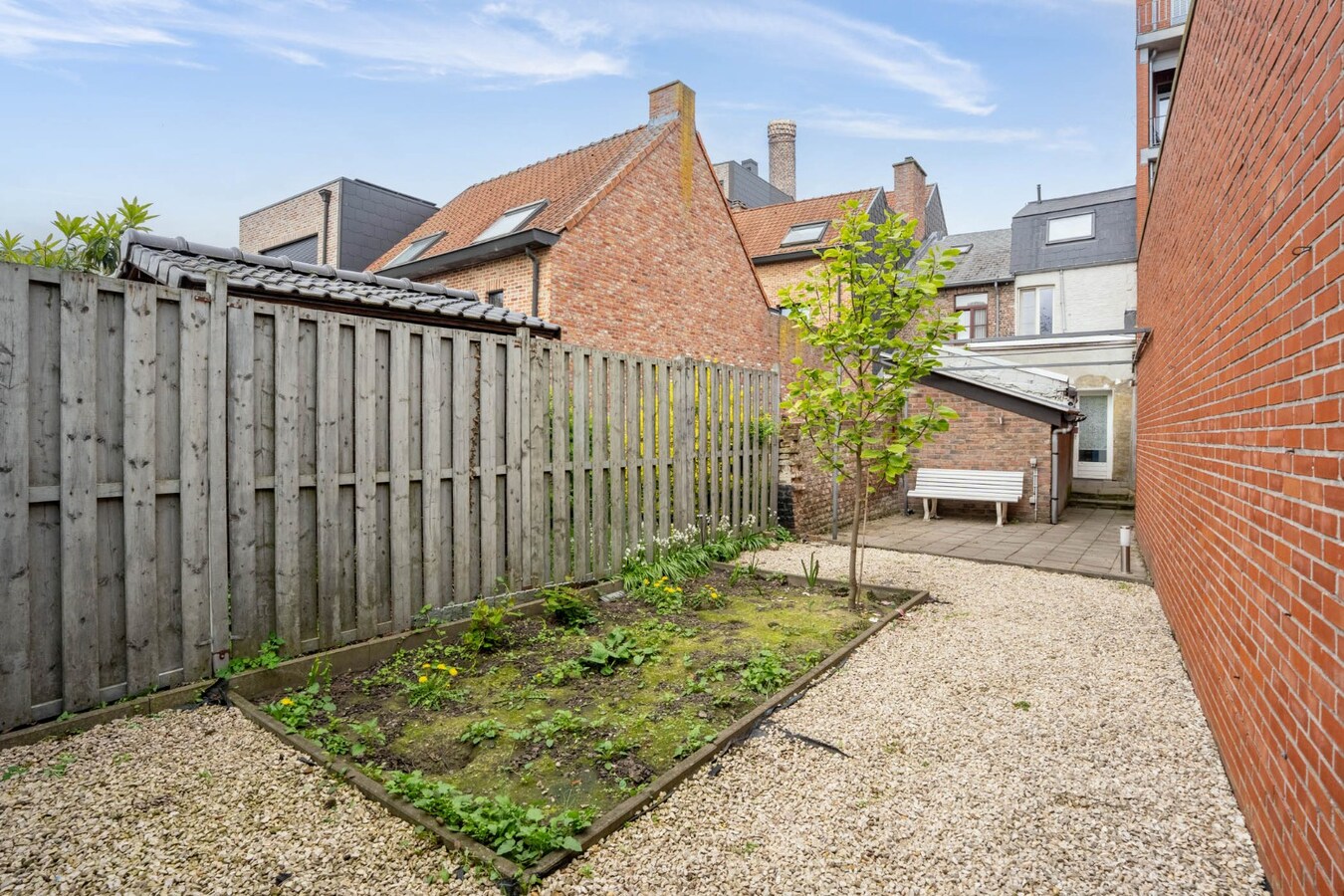 Een knusse rijwoning met tuintje en 3 slaapkamers, gelegen pal in het centrum van Maaseik. 