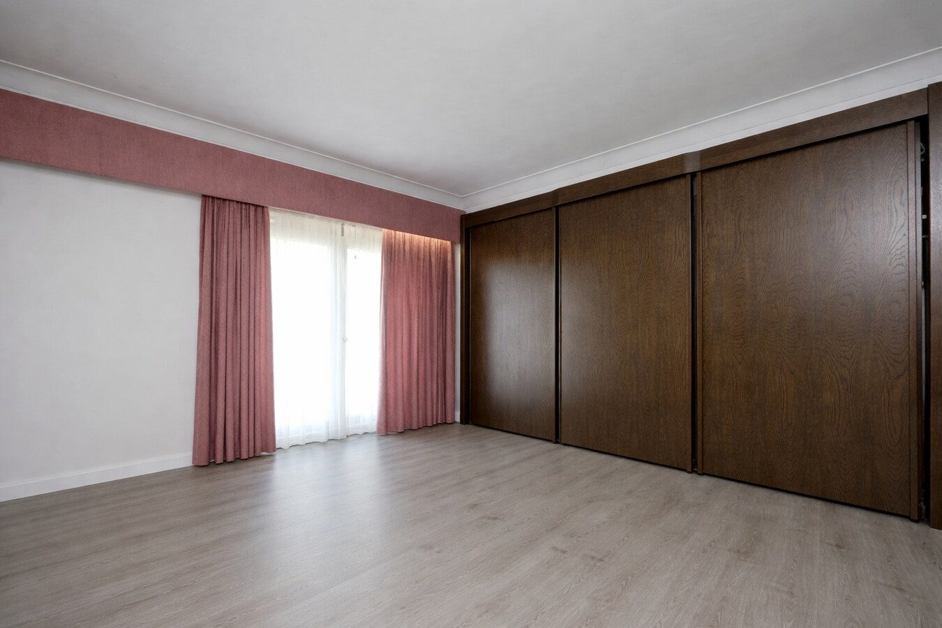 Unieke Gelijkvloerse Villa te Roeselare op 1620m² met 242m² bewoonbare oppervlakte! 