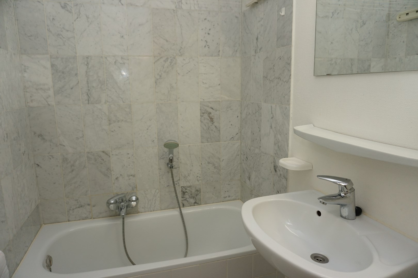 GEMEUBELDE STUDIO MET ZIJDELINGS ZEEZICHT IN CENTRUM OOSTENDE 