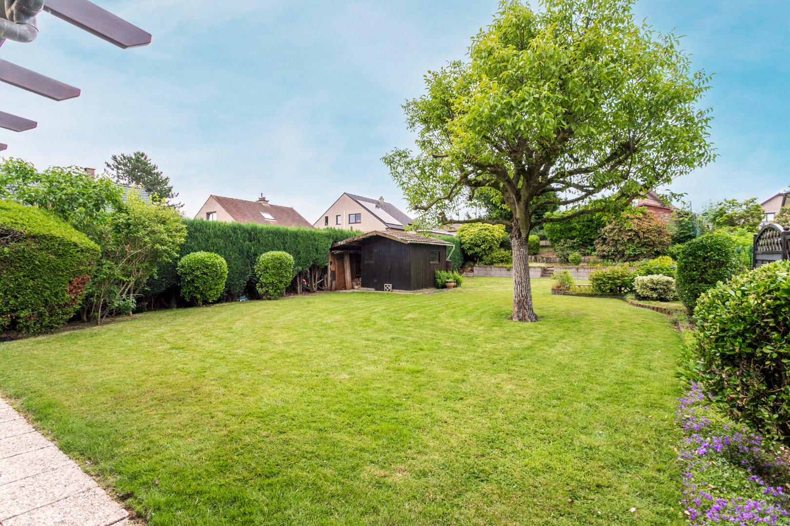 Goed gelegen 3-gevelwoning met 4 slpk 