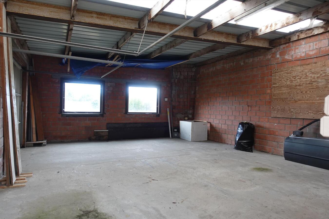 Ruime, op te knappen woning in centrum Zerkegem 