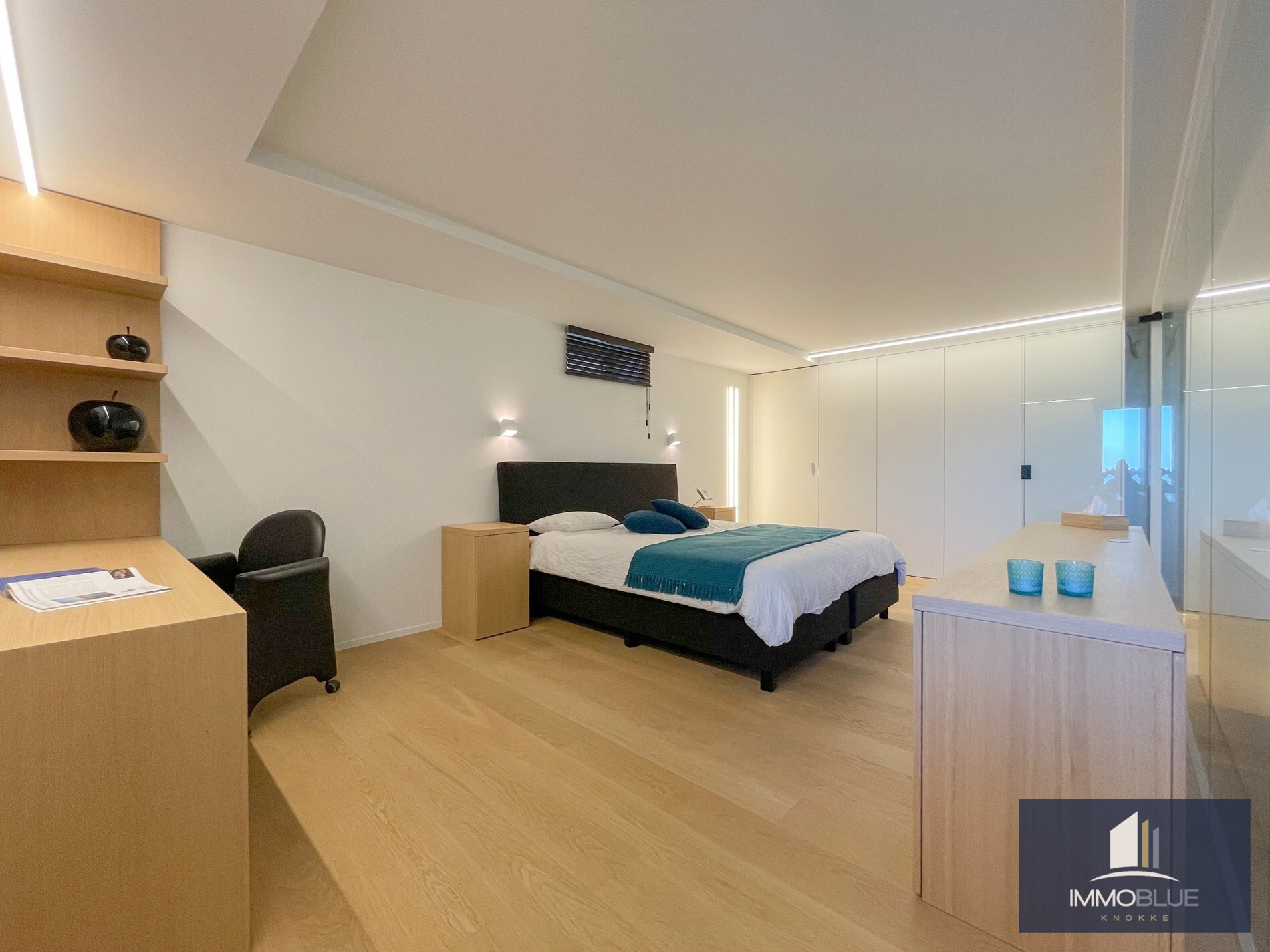 Uitzonderlijk, luxueus afgewerkt hoekappartement met frontaal zeezicht. 