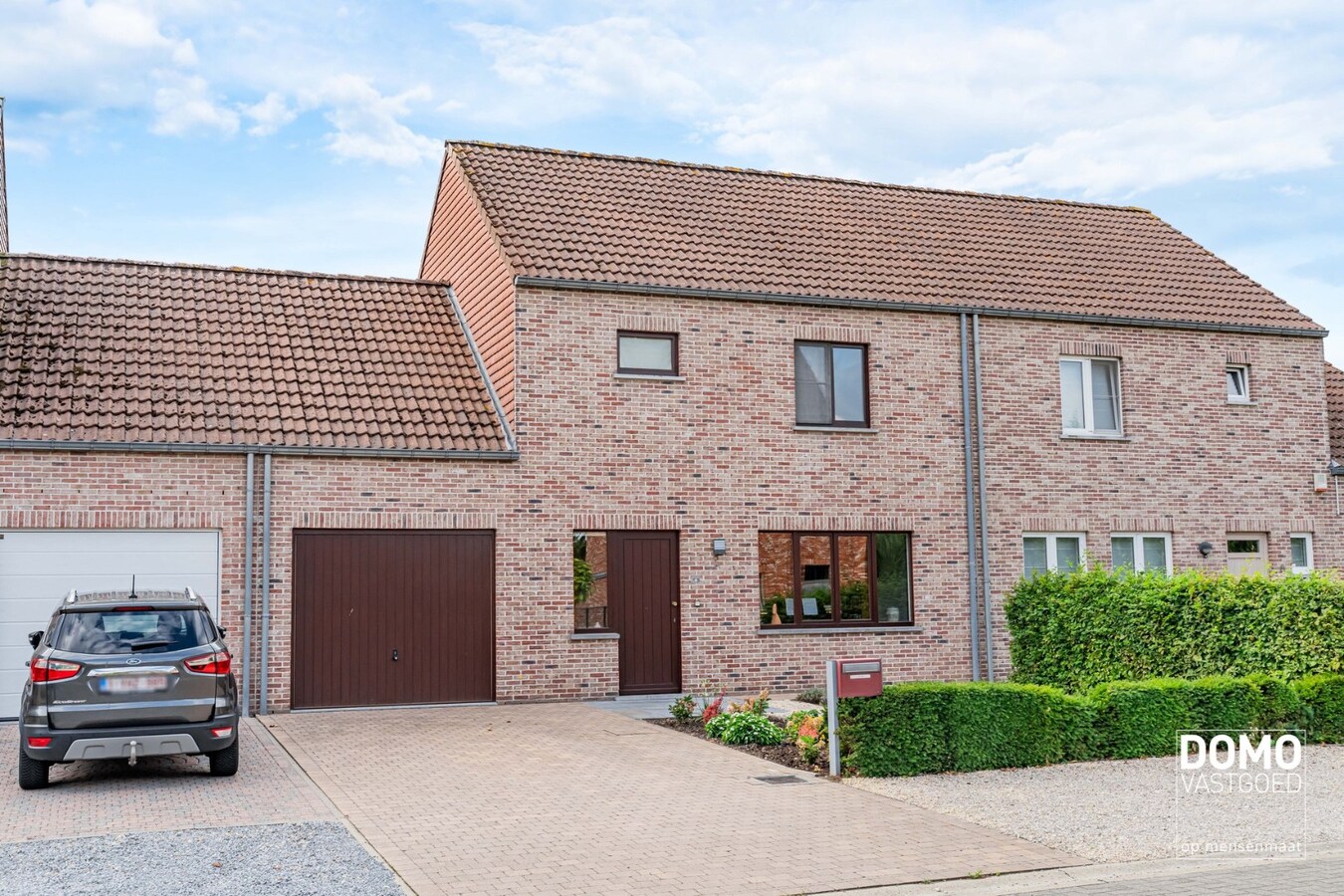 ZUIDWESTELIJK GEORIËNTEERDE DOORZONWONING MET LICHTRIJKE AANBOUW, GEZELLIGE TUIN EN RUIME GARAGE TE KURINGEN (HASSELT) 