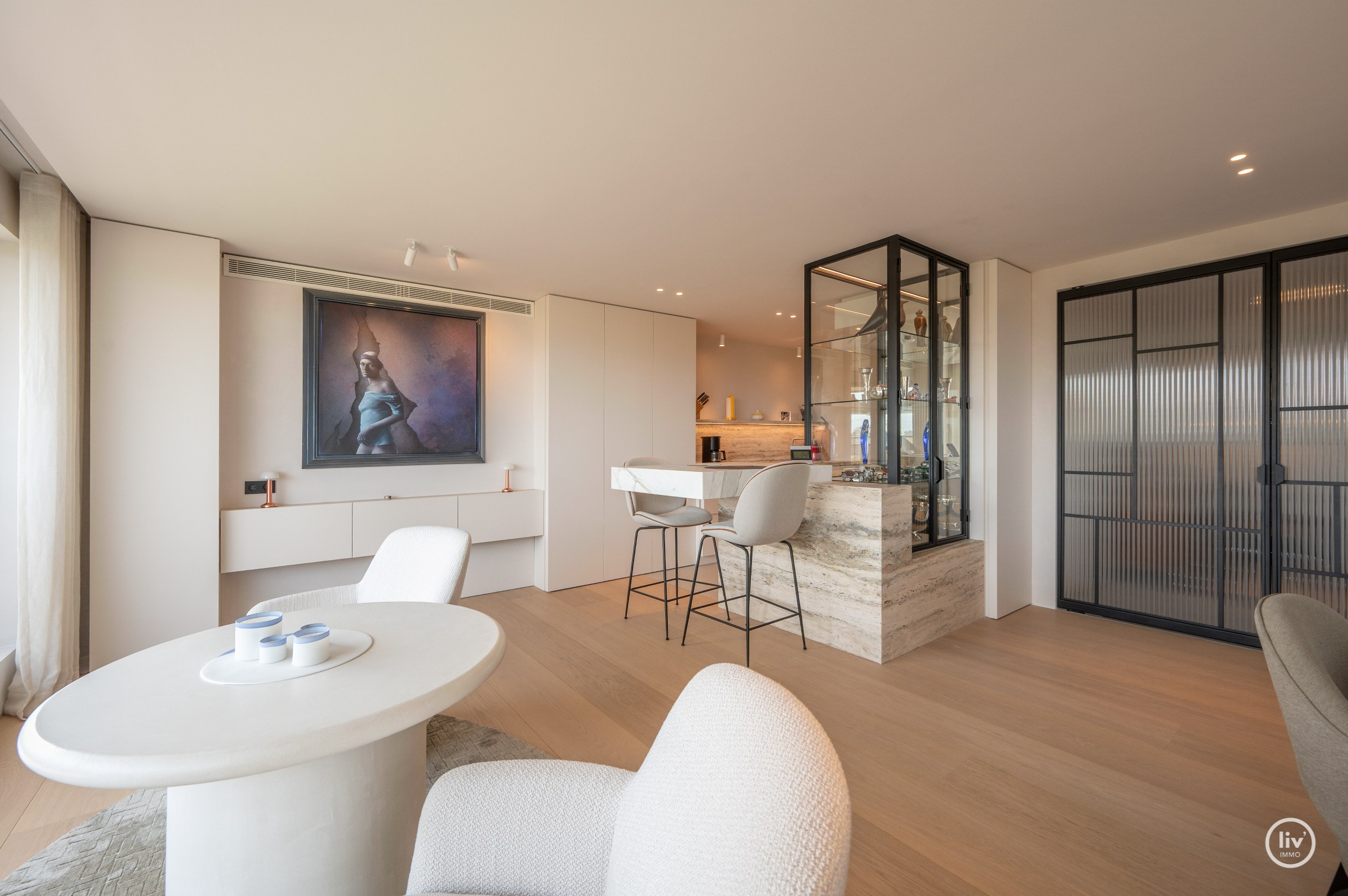 Dit magnifieke duplexappartement combineert uitzonderlijke volumes met adembenemende zichten over zowel de omliggende bossen als de zee. 